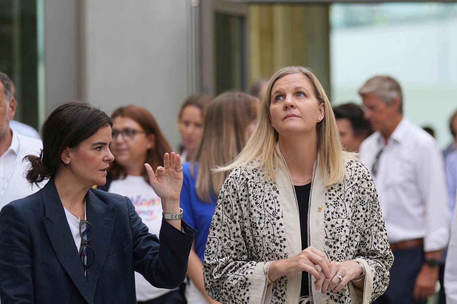 Kirsty Coventry (r) äußert sich zum Start von russischen Athleten bei Winter-Olympia in Italien