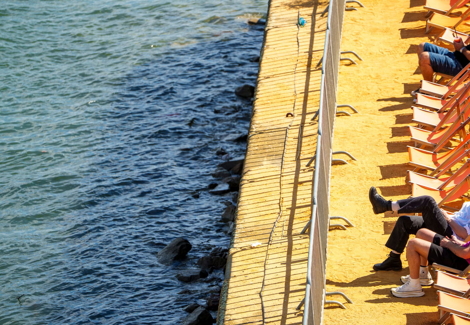 Pack die Liegestühle aus - und vielleicht auch die Badehose. Der Spätsommer gibt noch einmal alles. (Archivbild)