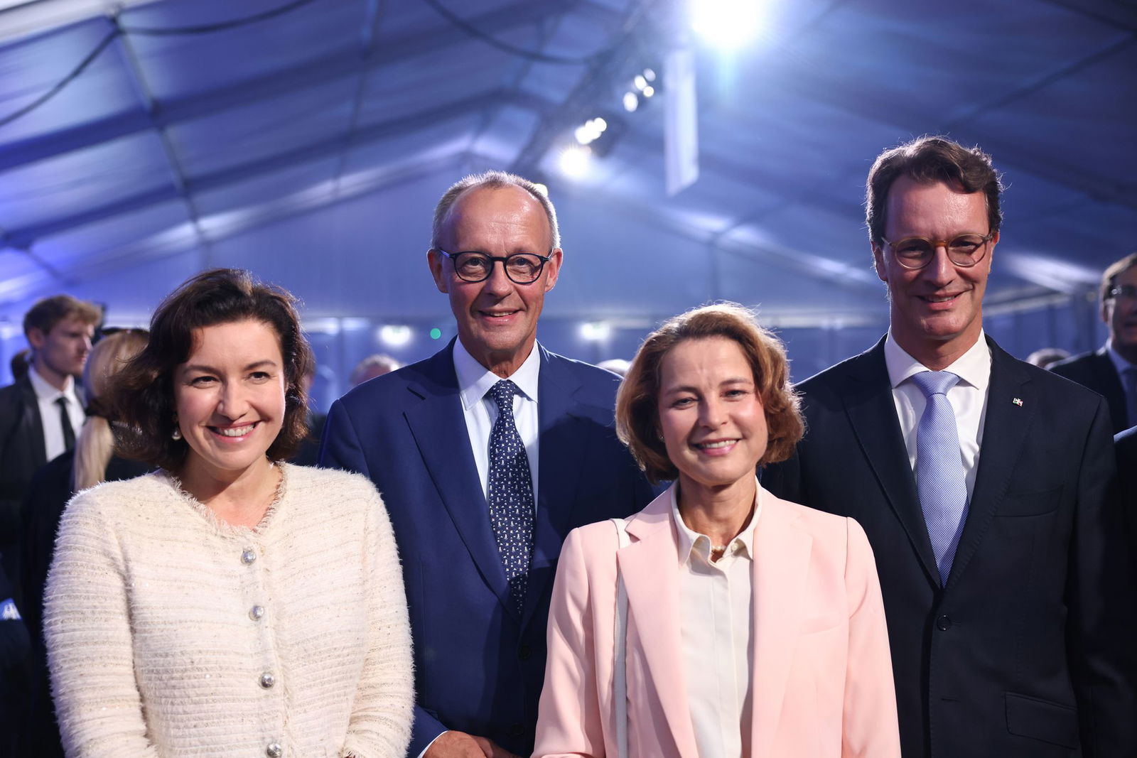 Bundeskanzler Friedrich Merz und NRW-Ministerpräsident Hendrik Wüst haben den Supercomputer «Jupiter» in Jülich in Betrieb genommen. 