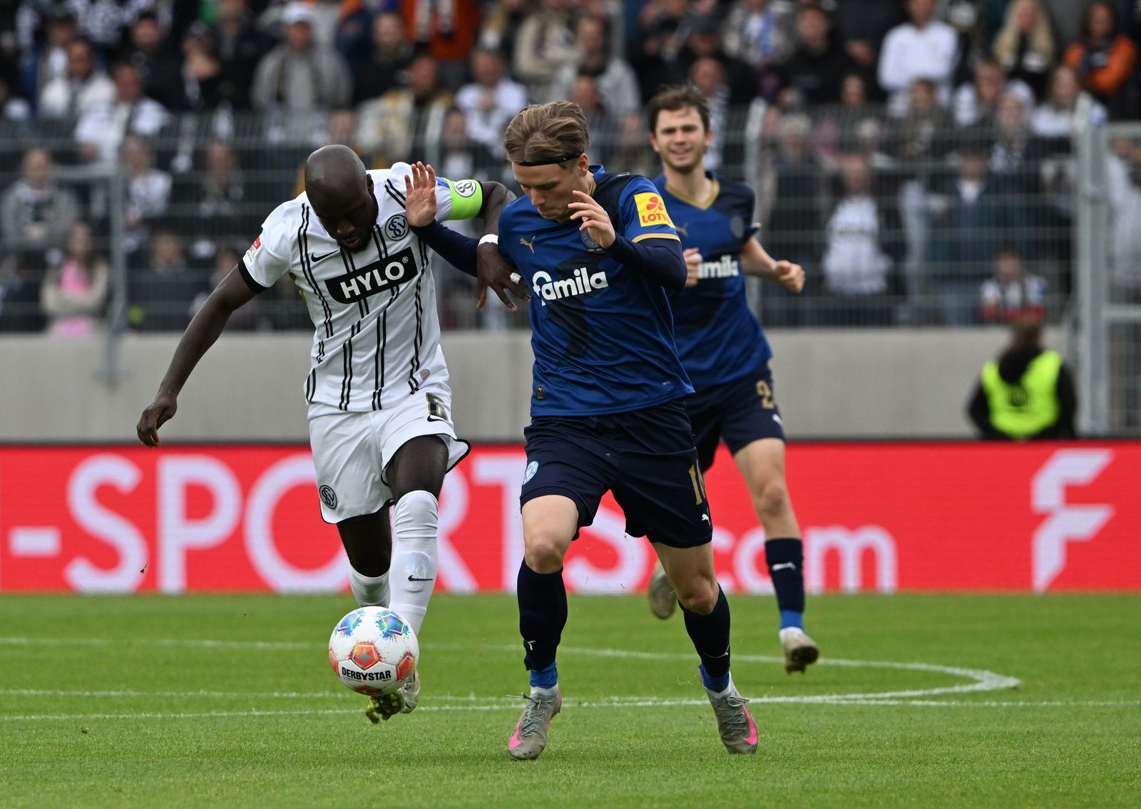 Elversberg feiert gegen Kiel einen späten Sieg.