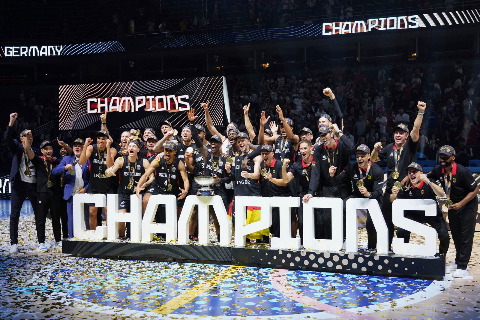 Die deutschen Basketballer feiern den EM-Titel.