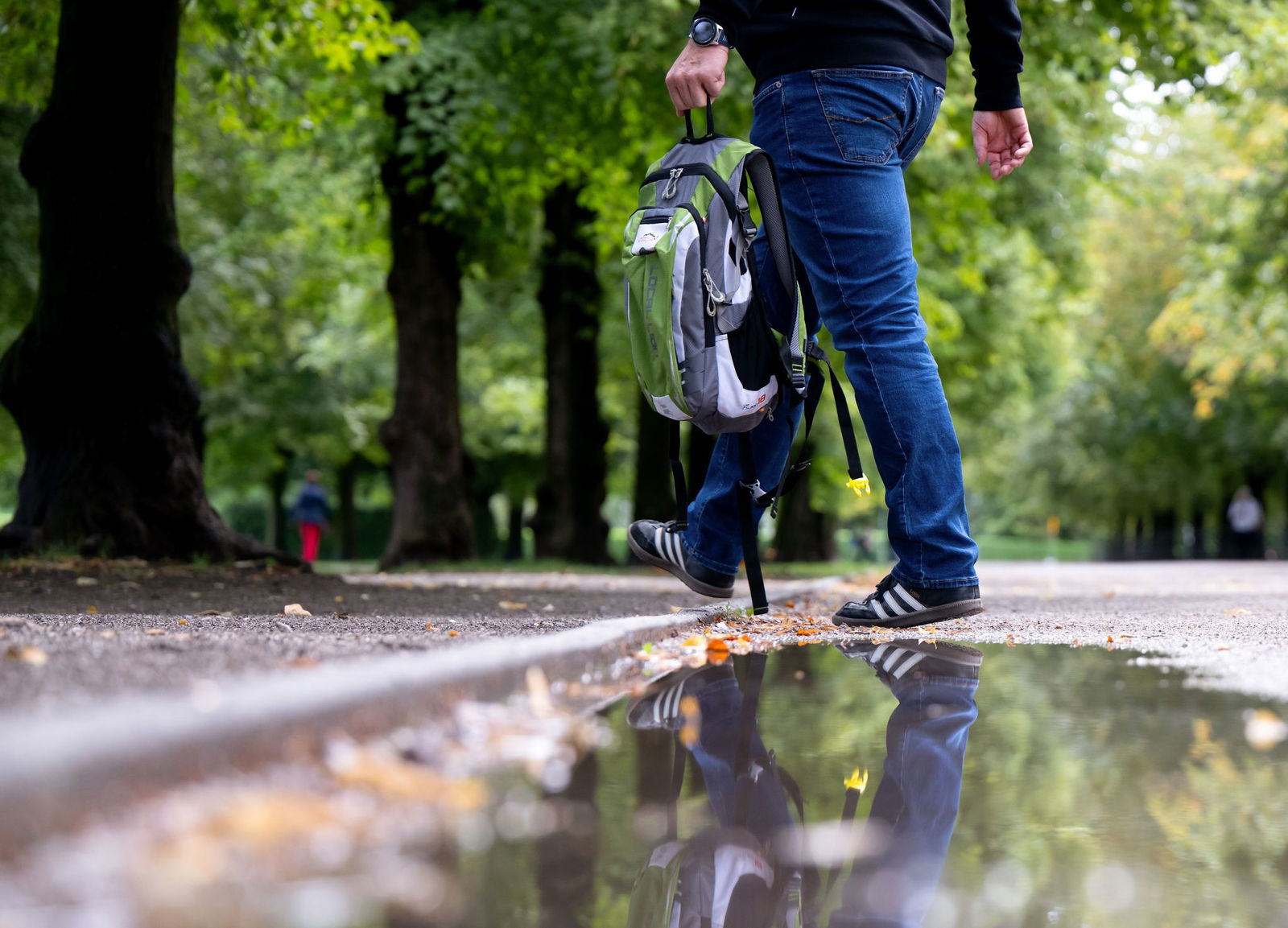 Schauer soll es bis in die neue Woche hinein immer wieder mal geben. (Symbolbild)