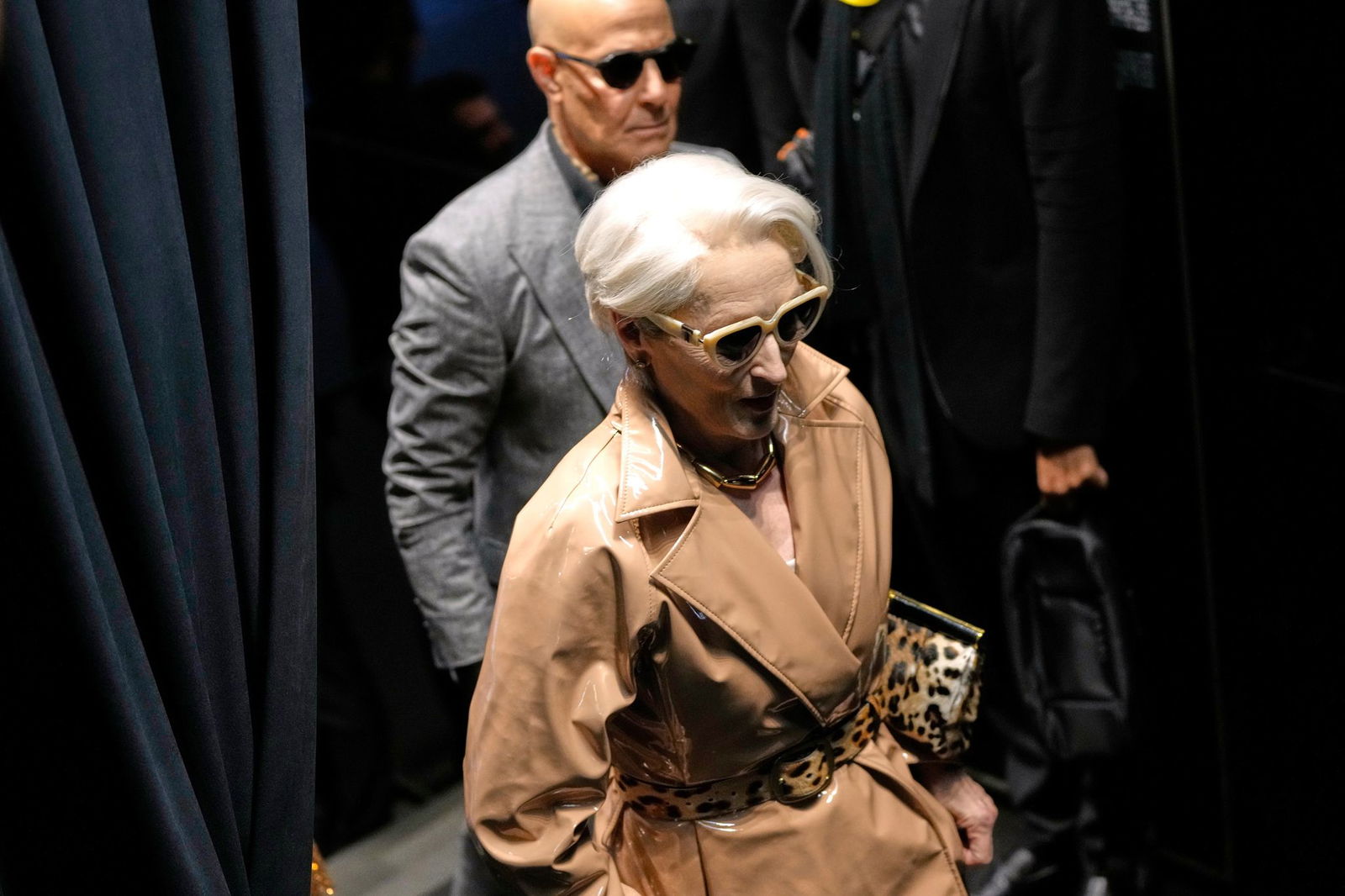 Meryl Streep in einem Vinylmantel.