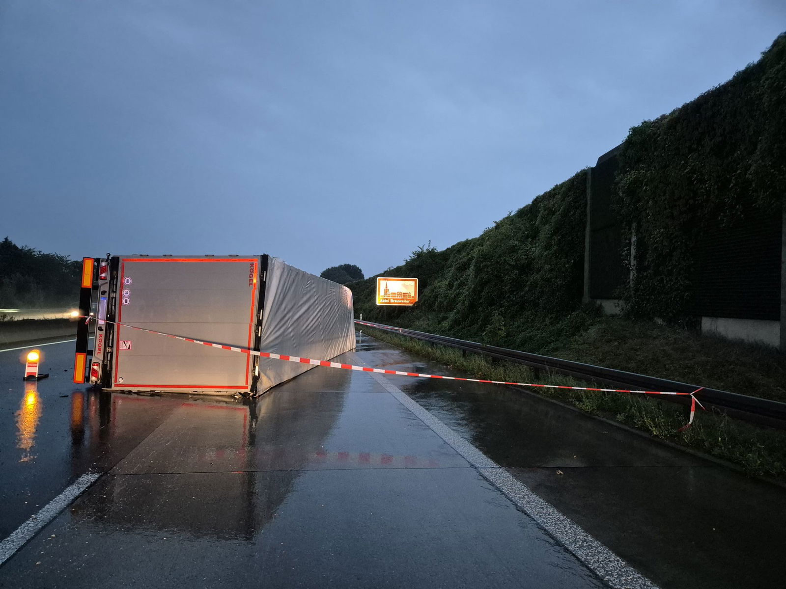 Bei dem Unfall wird Aquaplaning als Ursache angenommen. 