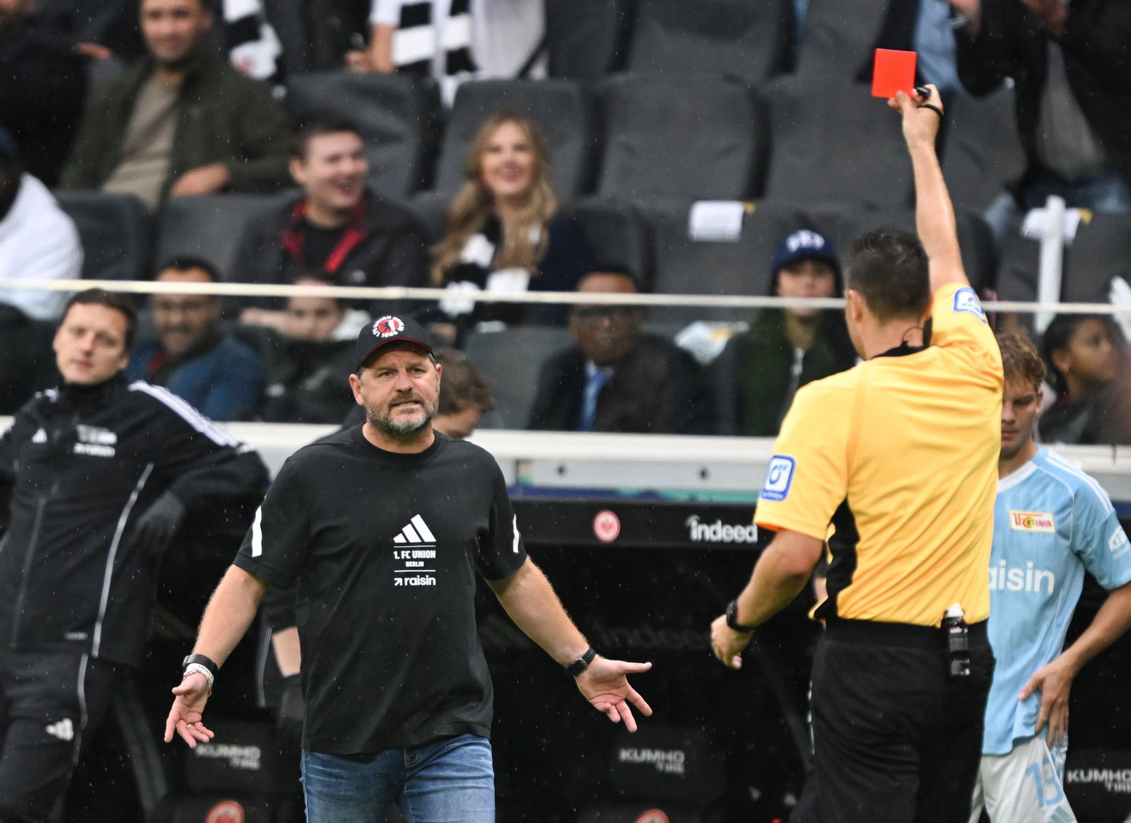 Steffen Baumgart sieht in einer hektischen Schlussphase Rot.