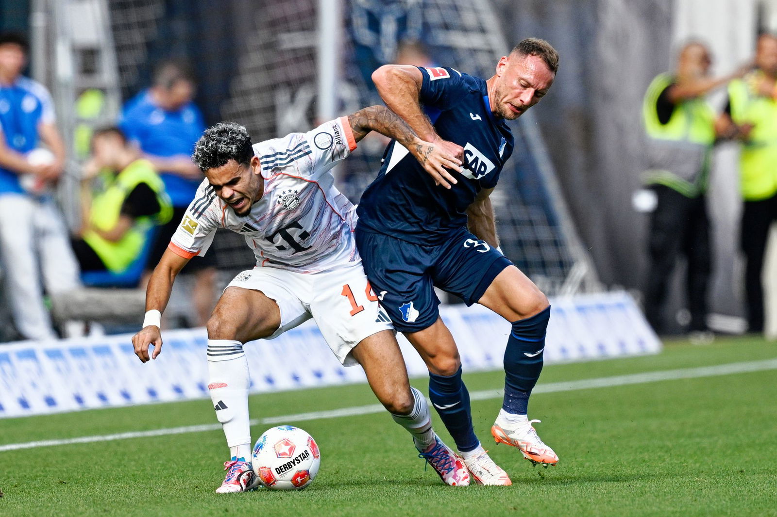 Kampf um den Ball: Diaz wird von Coufal bearbeitet.