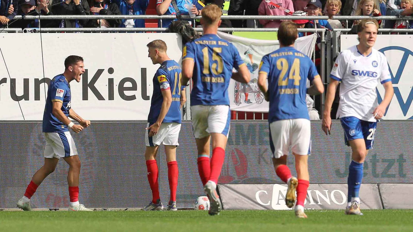 Bejubelte seine starke Aktion zum Führungstreffer: Kiels Adrian Kapralik  