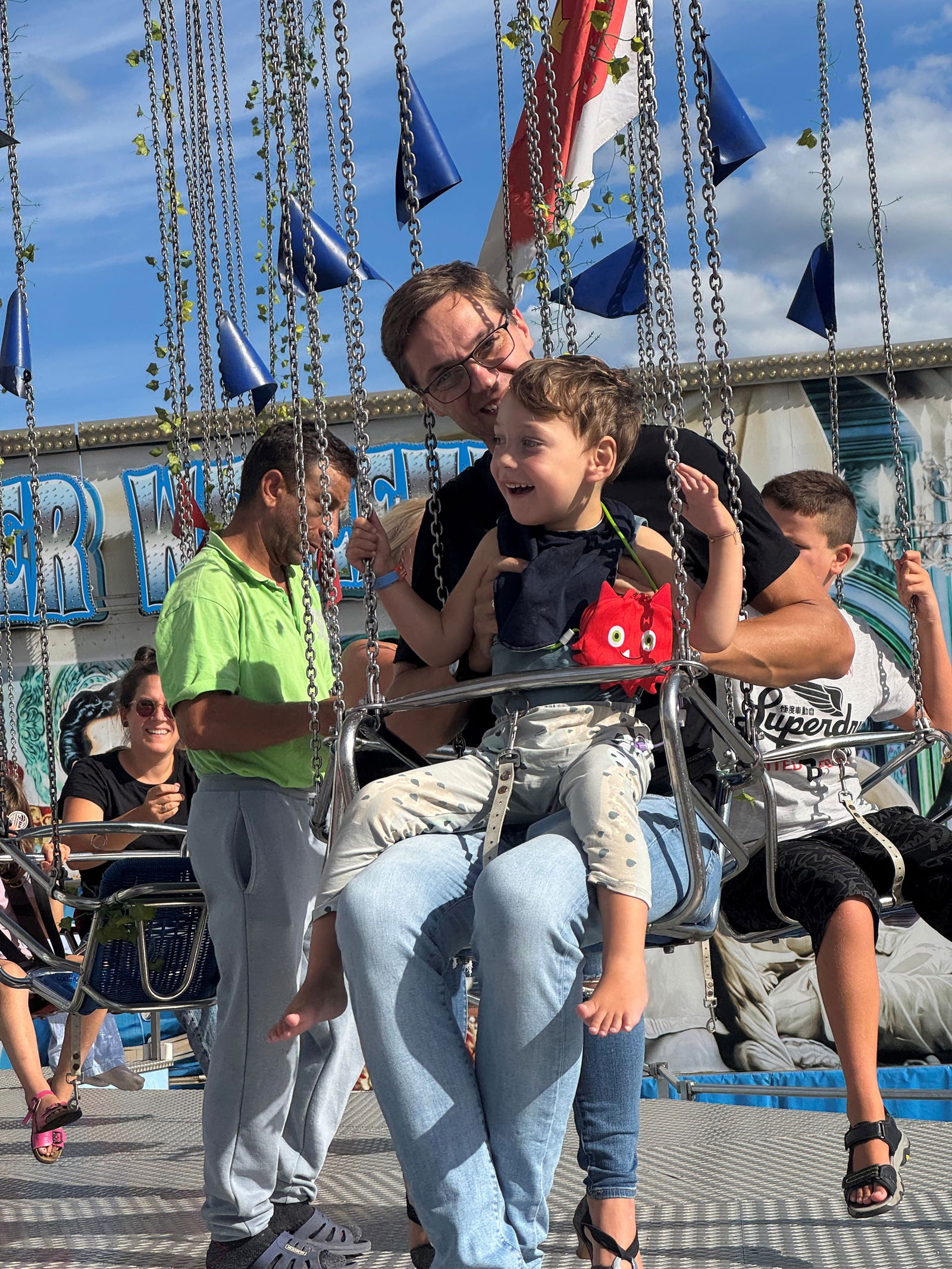 Julius auf dem Kettenkarussel