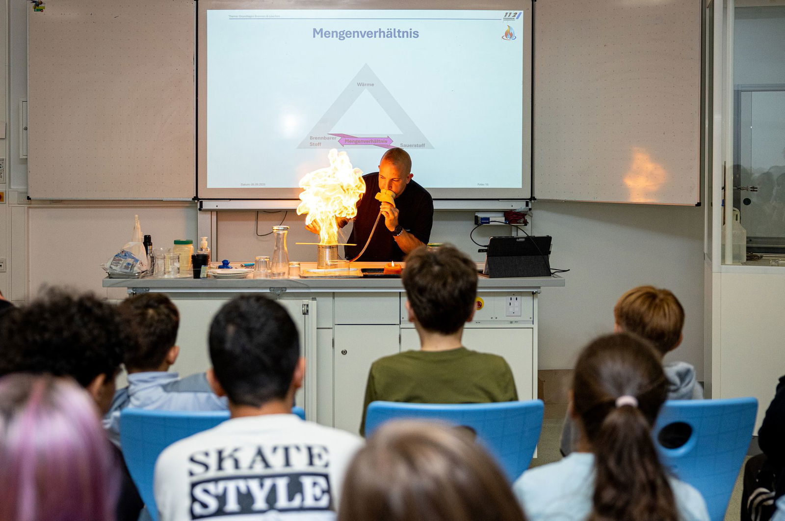 Was passiert, wenn es brennt - und mit falschen Mitteln gelöscht wird? Saarländer Schüler lernen es. 