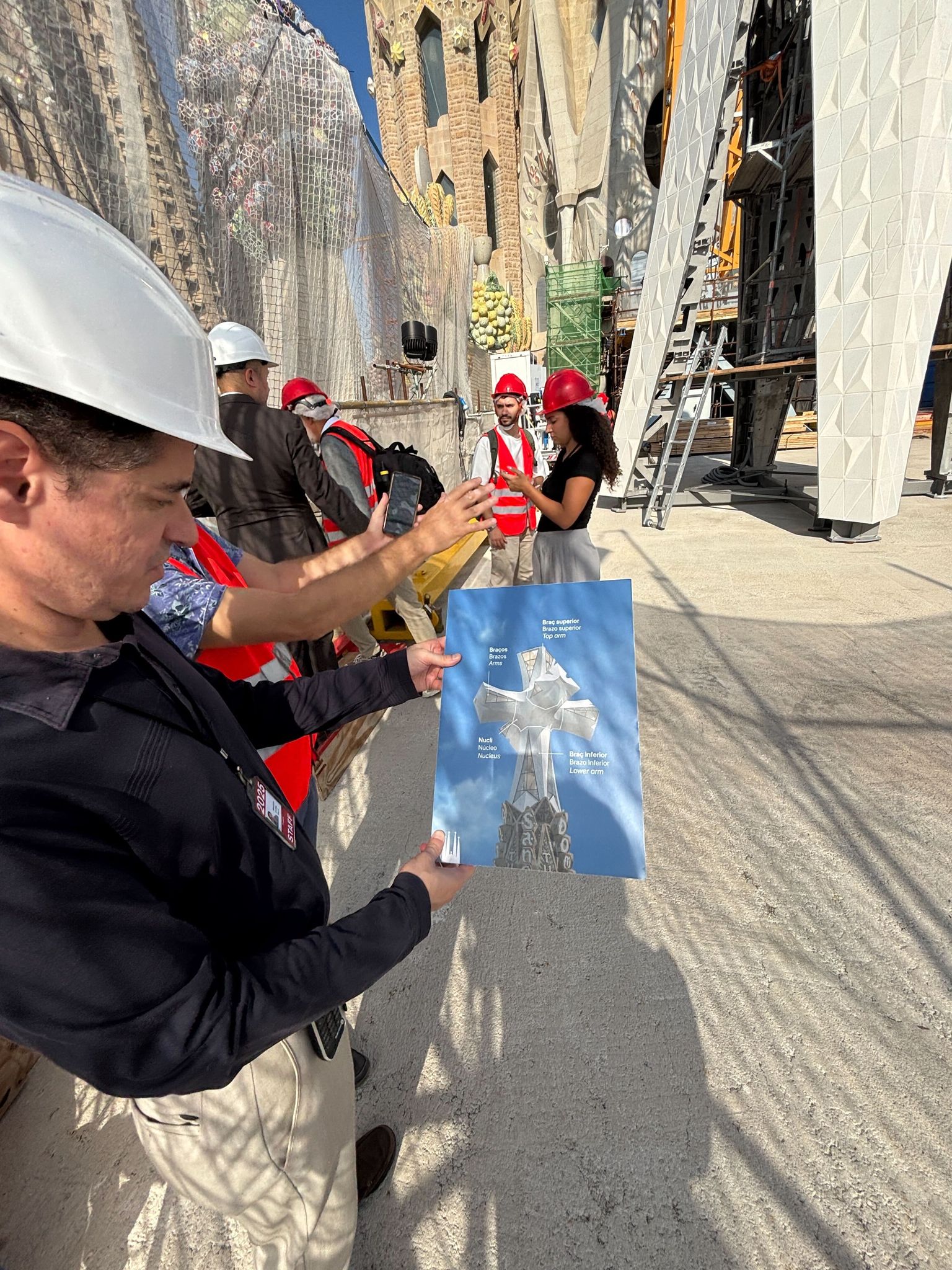 Co-Architekt Mauricio Cortés zeigt mit Hilfe eines Schaubilds, wie das Kreuz auf dem Jesus-Turm aussehen wird.
