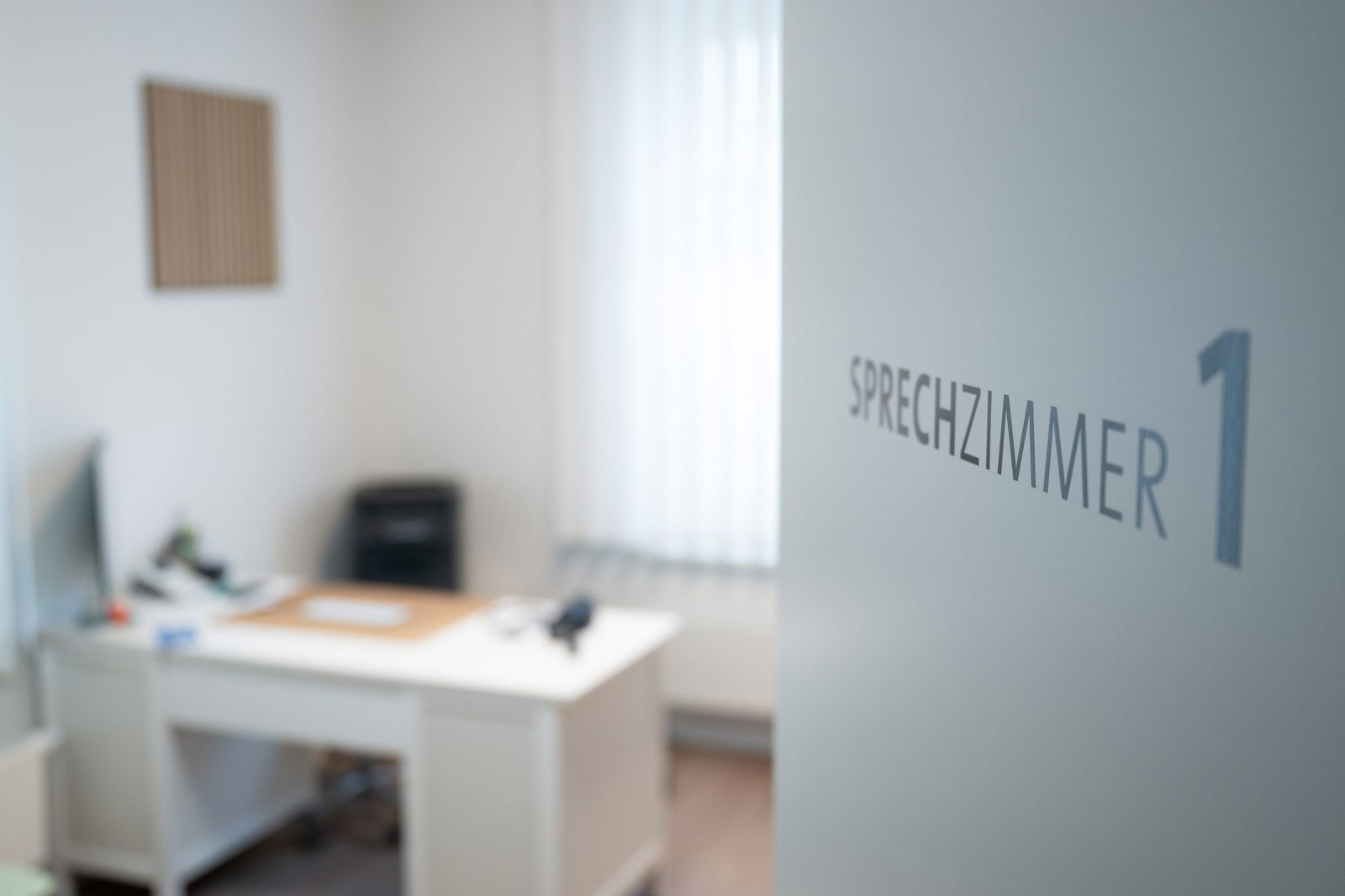 Union und SPD wollen ein verbindliches System einführen, bei dem Patientinnen und Patienten in eine Hausarztpraxis gehen, die sie bei Bedarf an Fachärzte überweist. (Symbolbild)