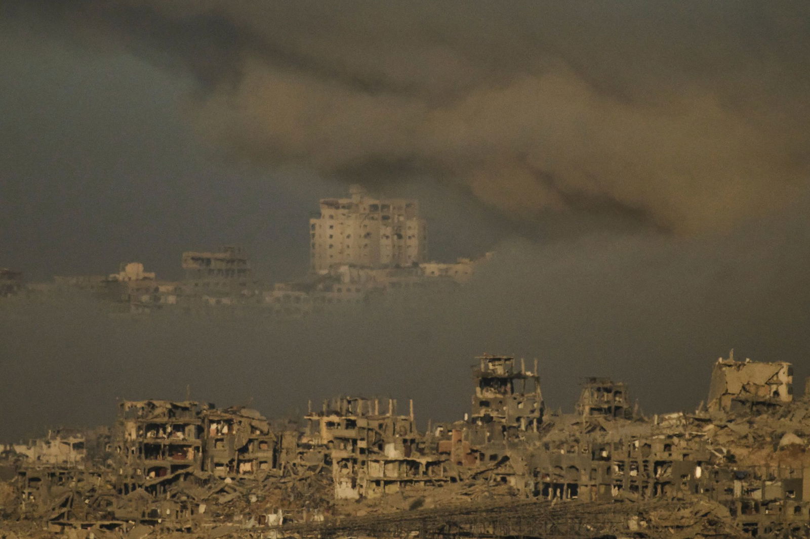 In der Trümmerwüste der Stadt Gaza sollen sich geschätzt noch etwa 500.000 Zivilisten aufhalten. Sie sind den israelischen Angriffen auf Reste der Terrororganisation Hamas weitgehend schutzlos ausgeliefert. Israel fordert sie fast täglich zur Flucht auf,…