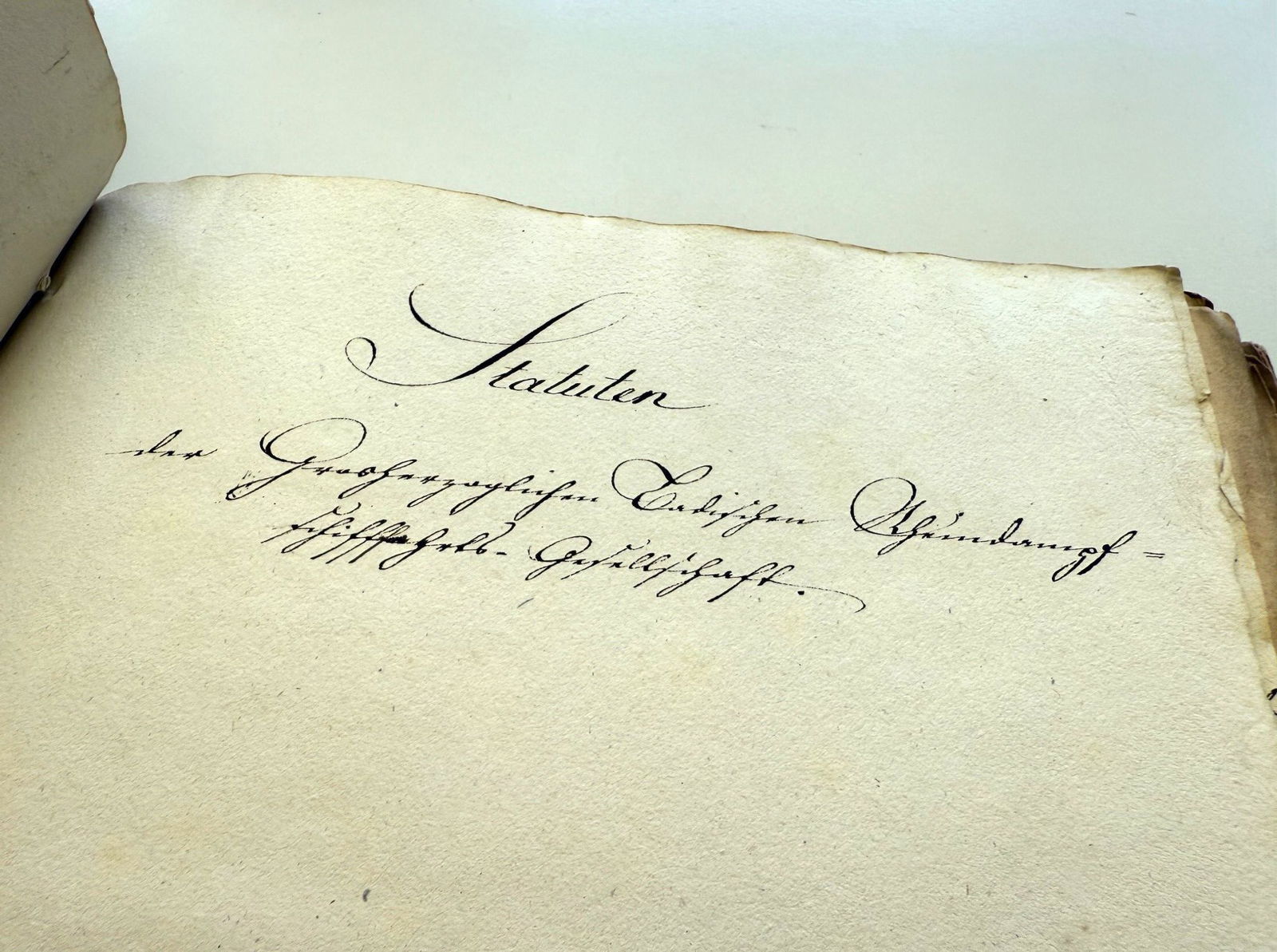 In den Statuten ist der Zweck der Gesellschaft festgelegt: der Transport von Menschen und Waren. 