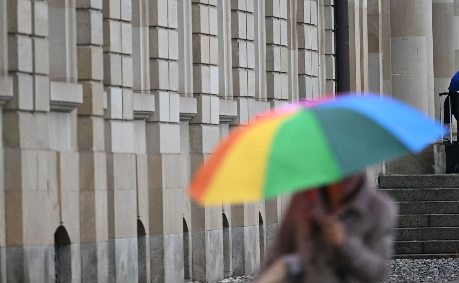 Zumindest ein Klecks Farbe in all dem Grau: Ein kunterbunter Regenschirm. 