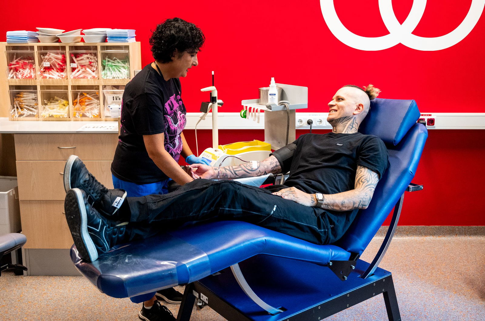 Es ist eine besondere Art, sich Tickets für ein Metal-Konzert zu sichern.  