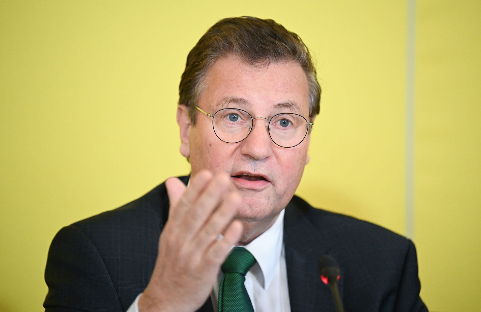 Peter Hauk rät Menschen, die unbestelltes Saatgut im Briefkasten finden, den Weg zum Restmüll. (Archivbild)