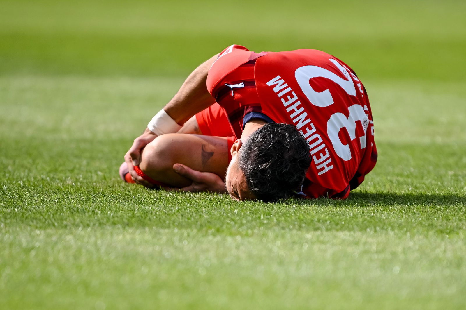 Musste gegen Dortmund früh verletzt raus: Heidenheims Leart Paqarada.