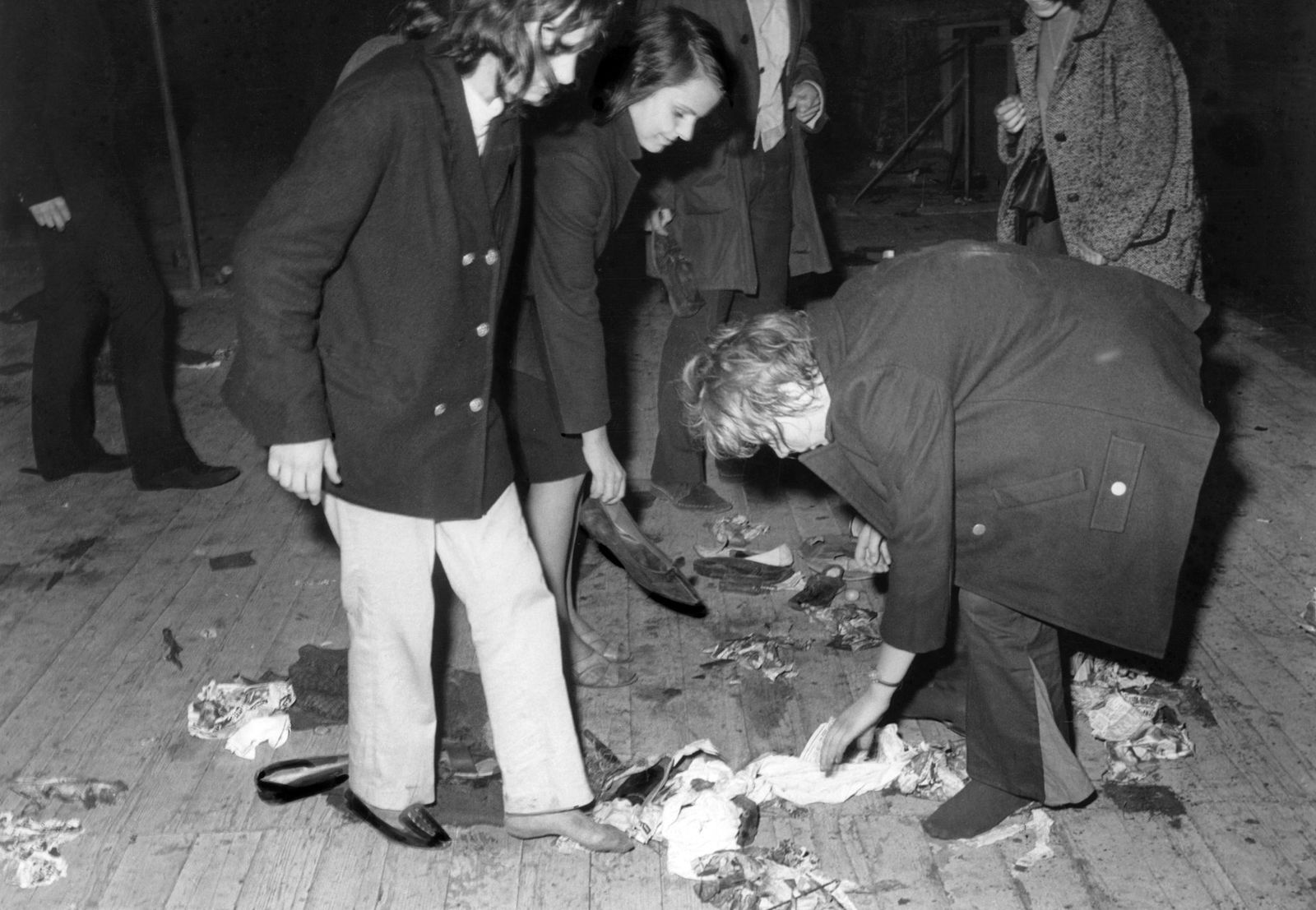 Jugendliche sammeln Schuhe ein, die sie auf die Bühne geworfen haben. (Archivbild)