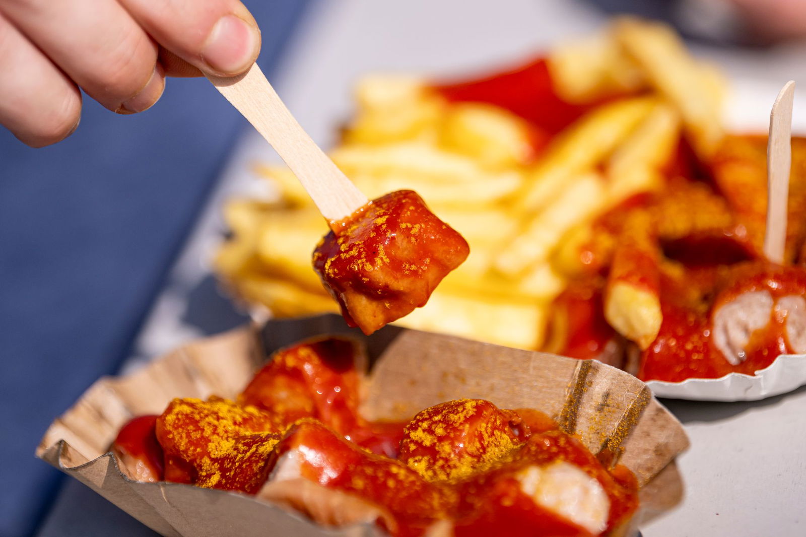 Altkanzler Gerhard Schröder (SPD) nannte Currywurst mit Pommes einst einen der «Kraftriegel der Facharbeiterin und des Facharbeiters in der Produktion». (Symbolbild)