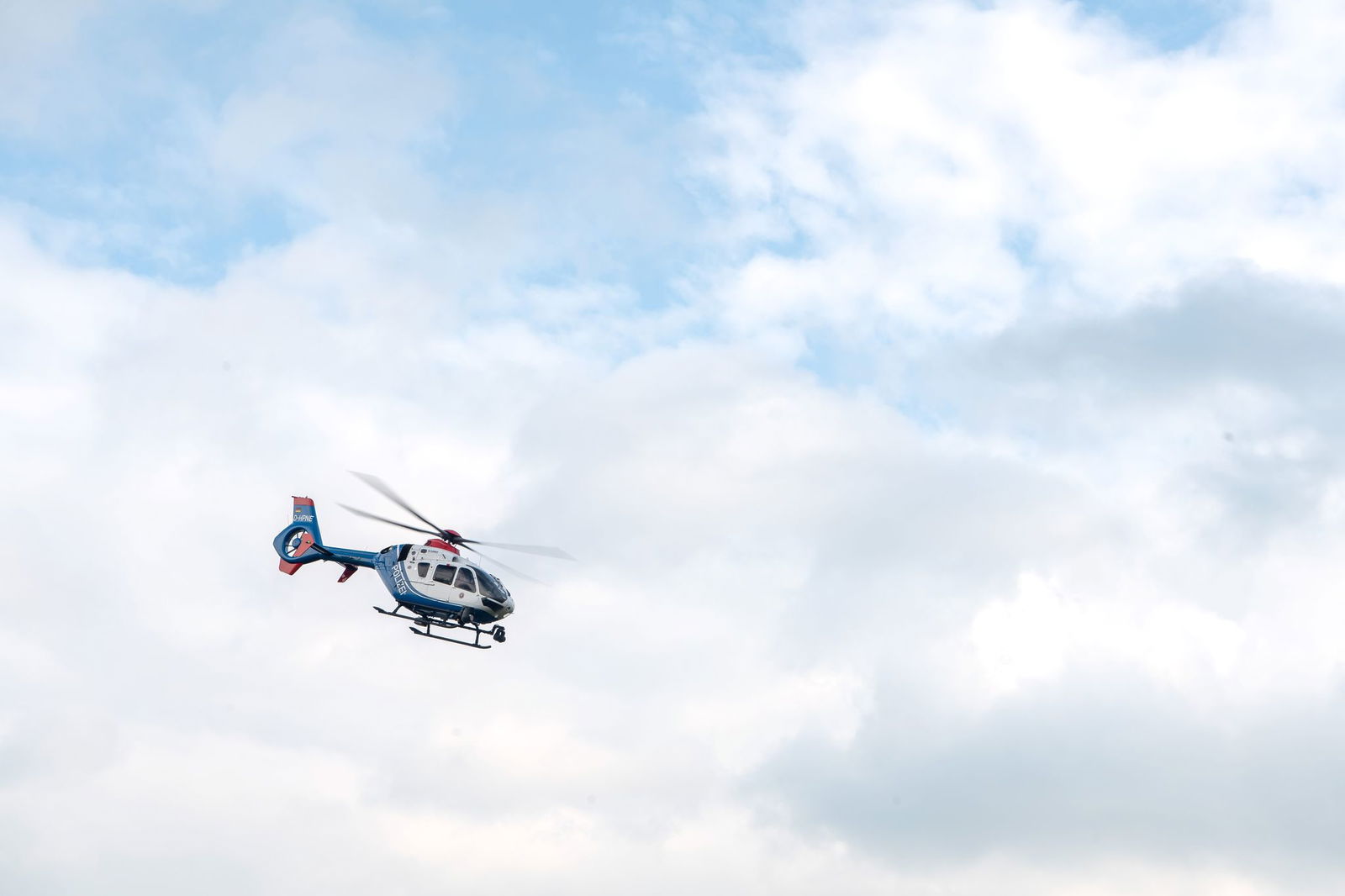 Auch ein Polizeihubschrauber war bei der Suche im Einstatz. (Symbolbild)