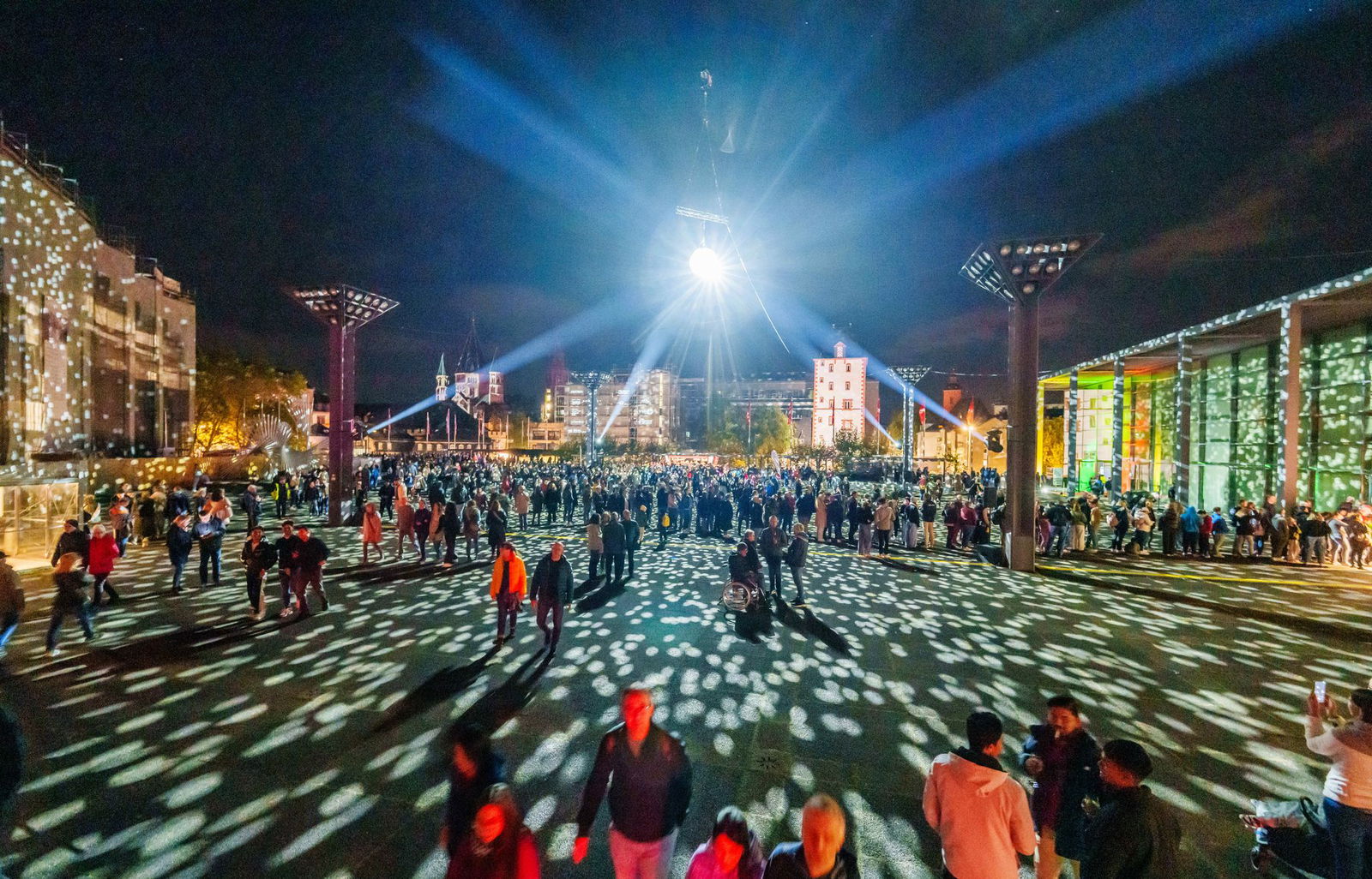 Auch zur dritten Ausgabe von «Mainz leuchtet» kamen wieder Tausende Besucherinnen und Besucher in die Landeshauptstadt. (Archivbild)