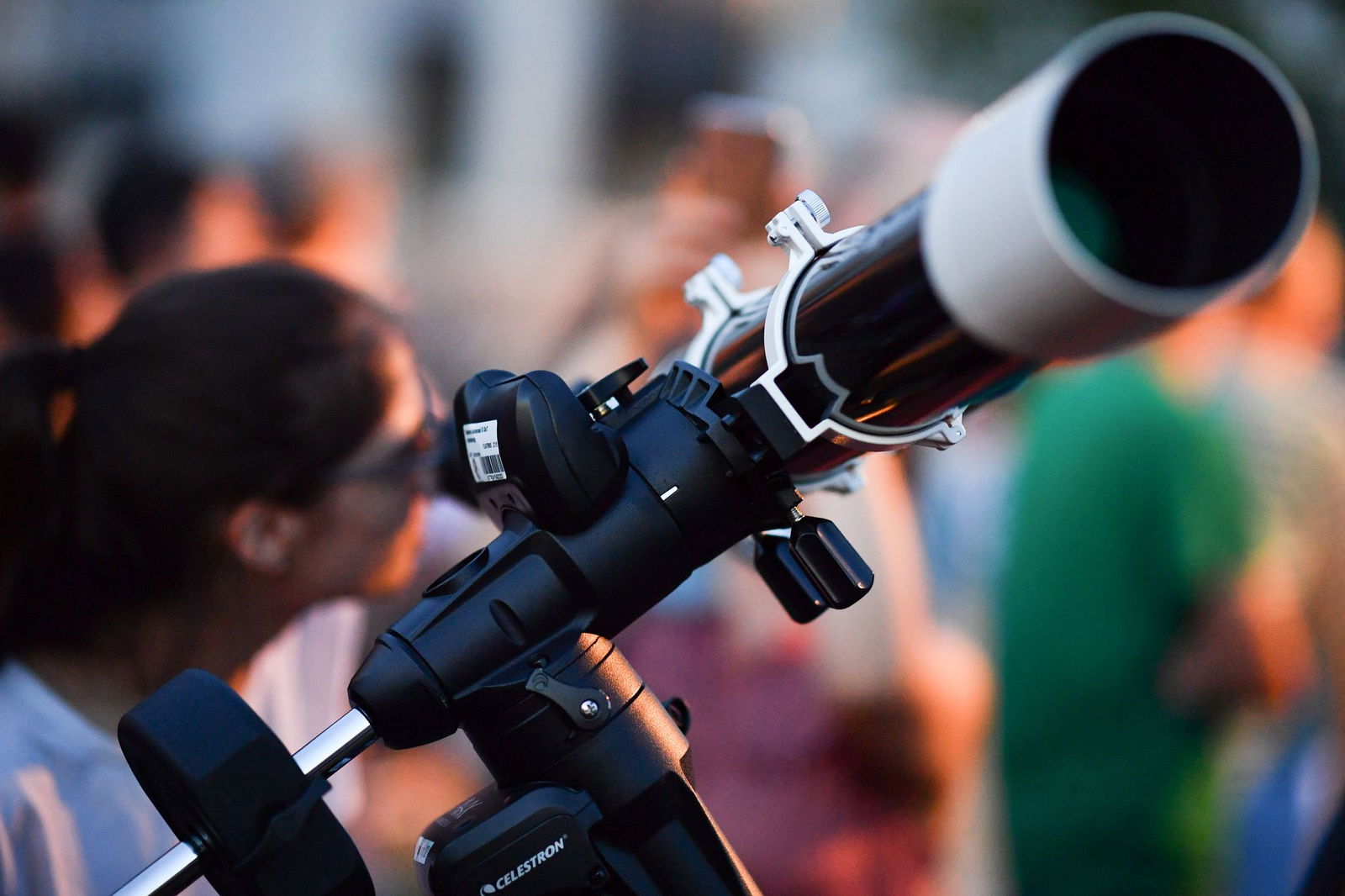 Manche beobachten die Mondfinsternis mit einem Teleskop. (Archivbild)