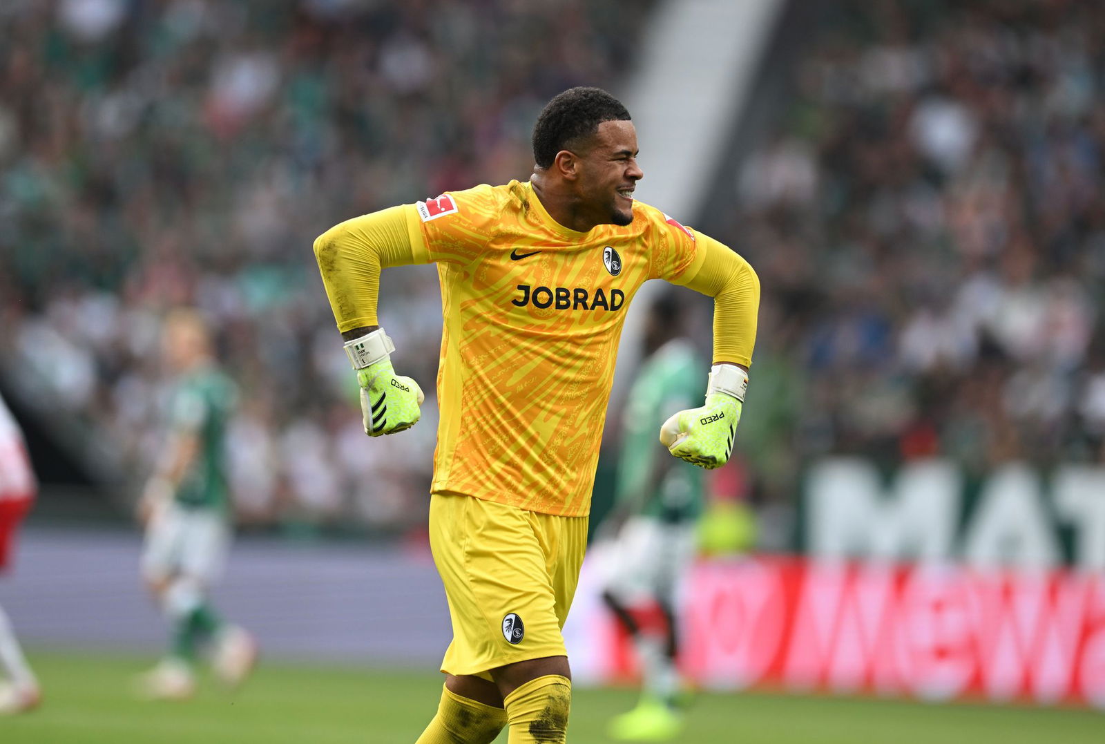 Freiburgs Torwart Noah Atubolu jubelt nach einem Bundesliga-Rekord.