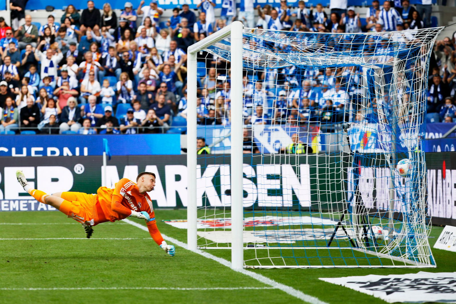 Nürnbergs Torwart Jan Reichert ist beim Karlsruhe 1:0 ohne Abwehrchance.