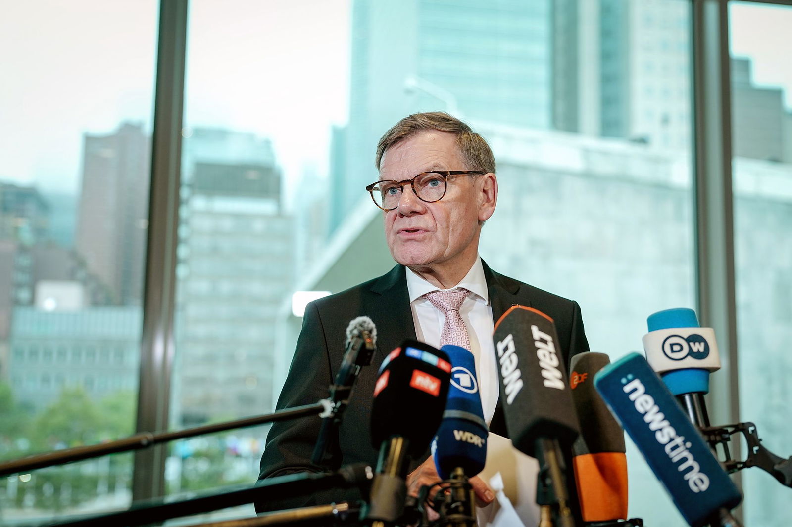 Außenminister Johann Wadephul (CDU) äußert sich am Rande der UN-Vollversammlung in New York vor Journalisten.