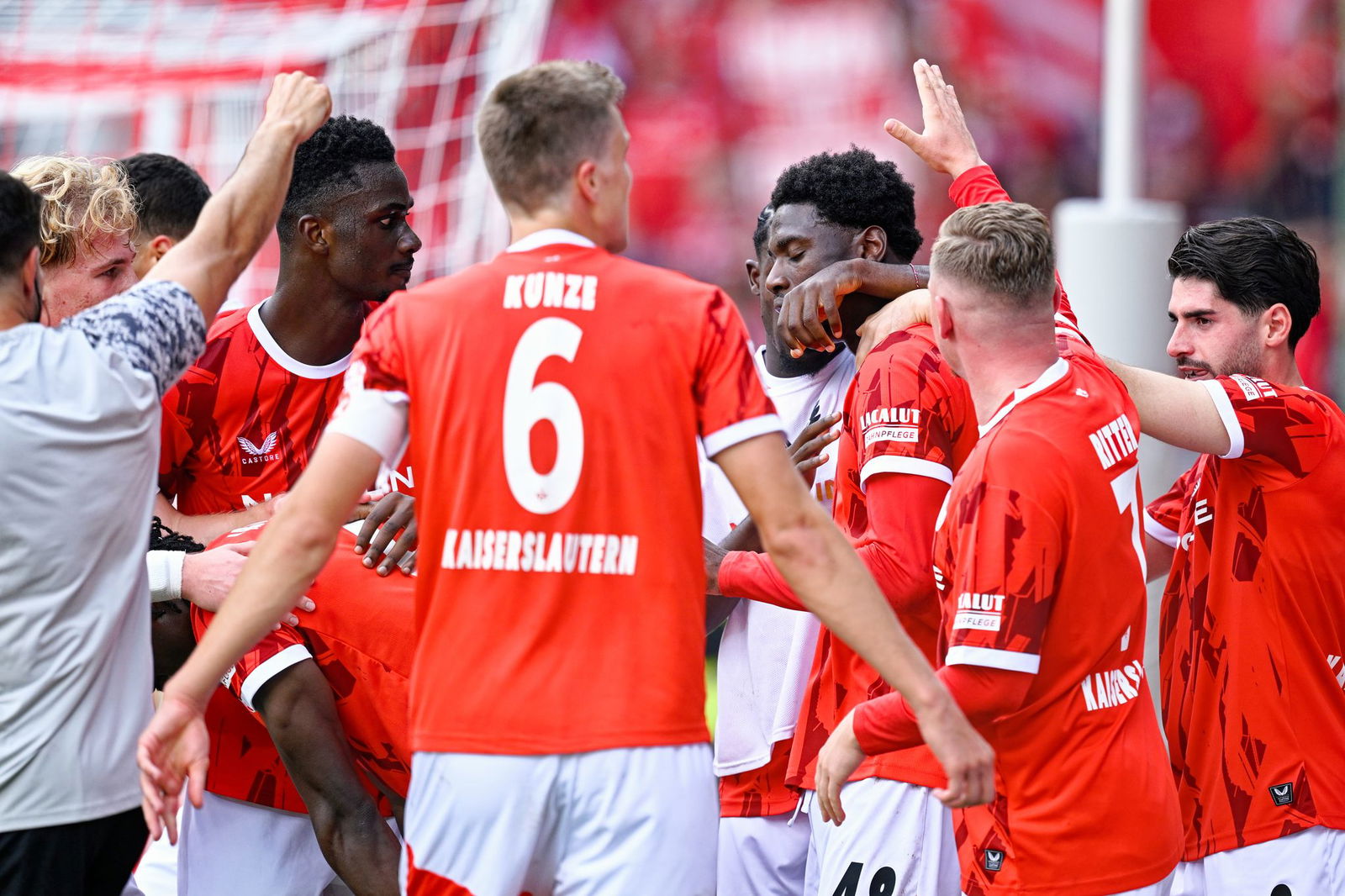 Der 1. FC Kaiserslautern bejubelt einen späten Sieg gegen Darmstadt 98.
