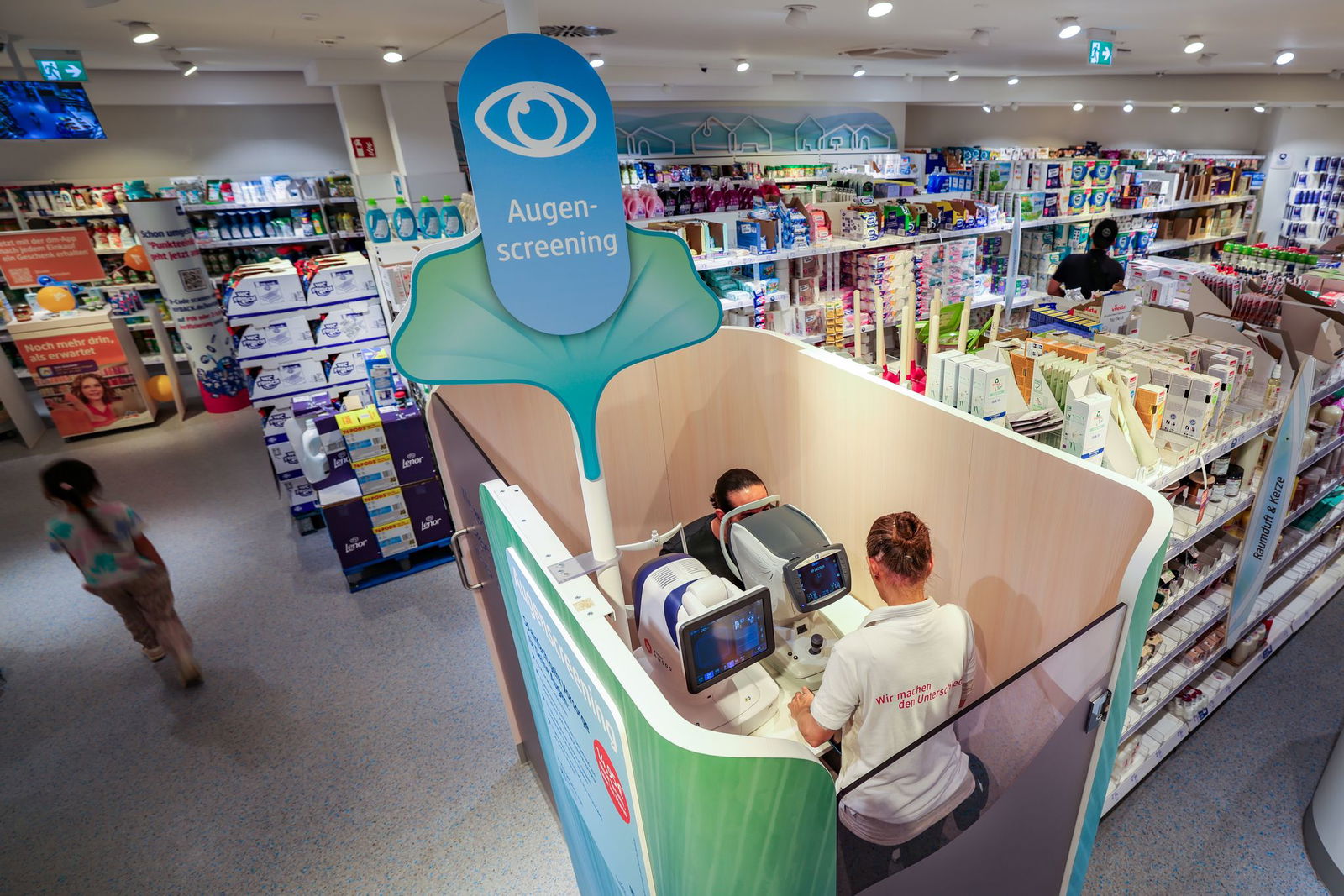 In einer Box mitten in der Filiale wird das Augenscreening durchgeführt.