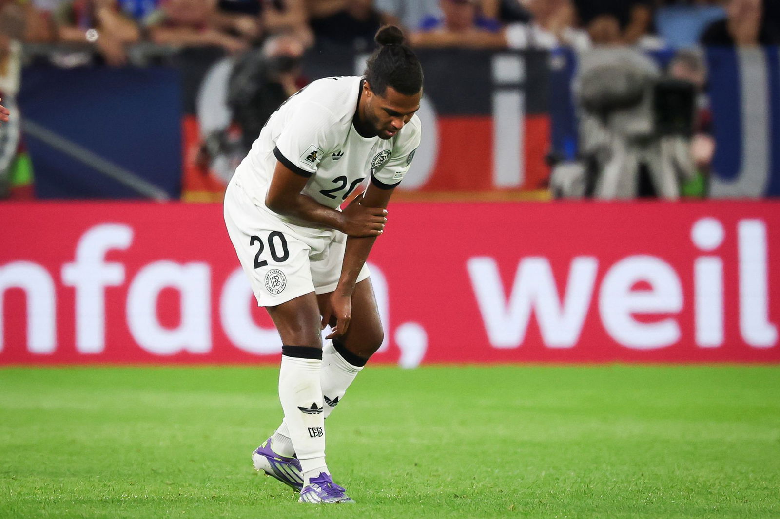 Serge Gnabry fasst sich in Bratislava an den verletzten linken Arm.