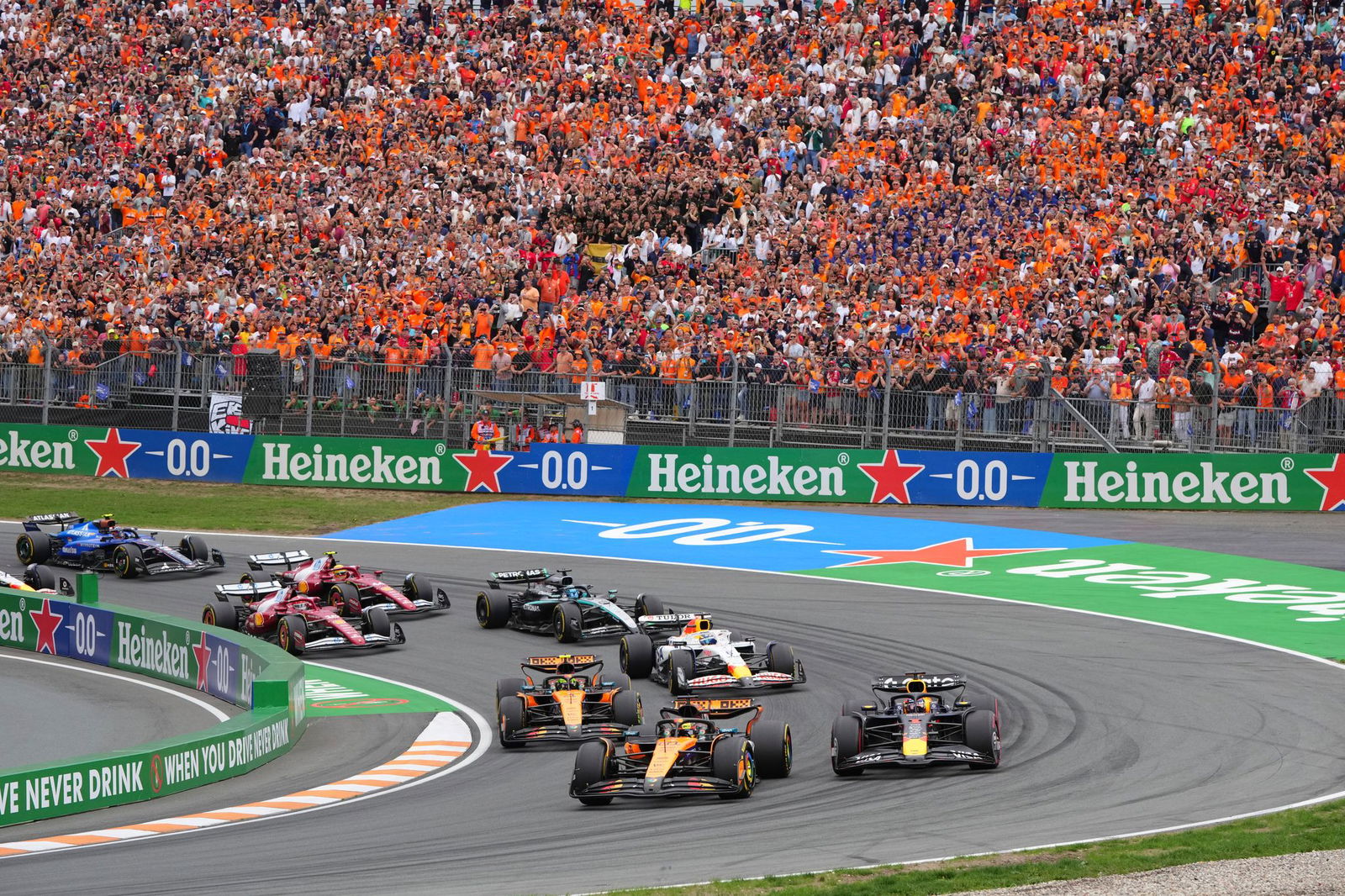 Piastri behält am Start die Spitzenposition.