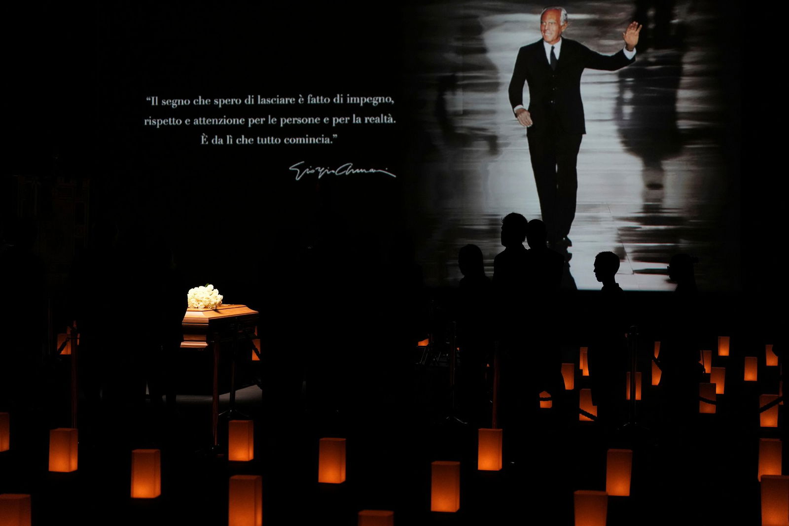 Der Sarg steht in dem Saal, in dem Giorgio Armani früher seine Modeschauen abnahm.