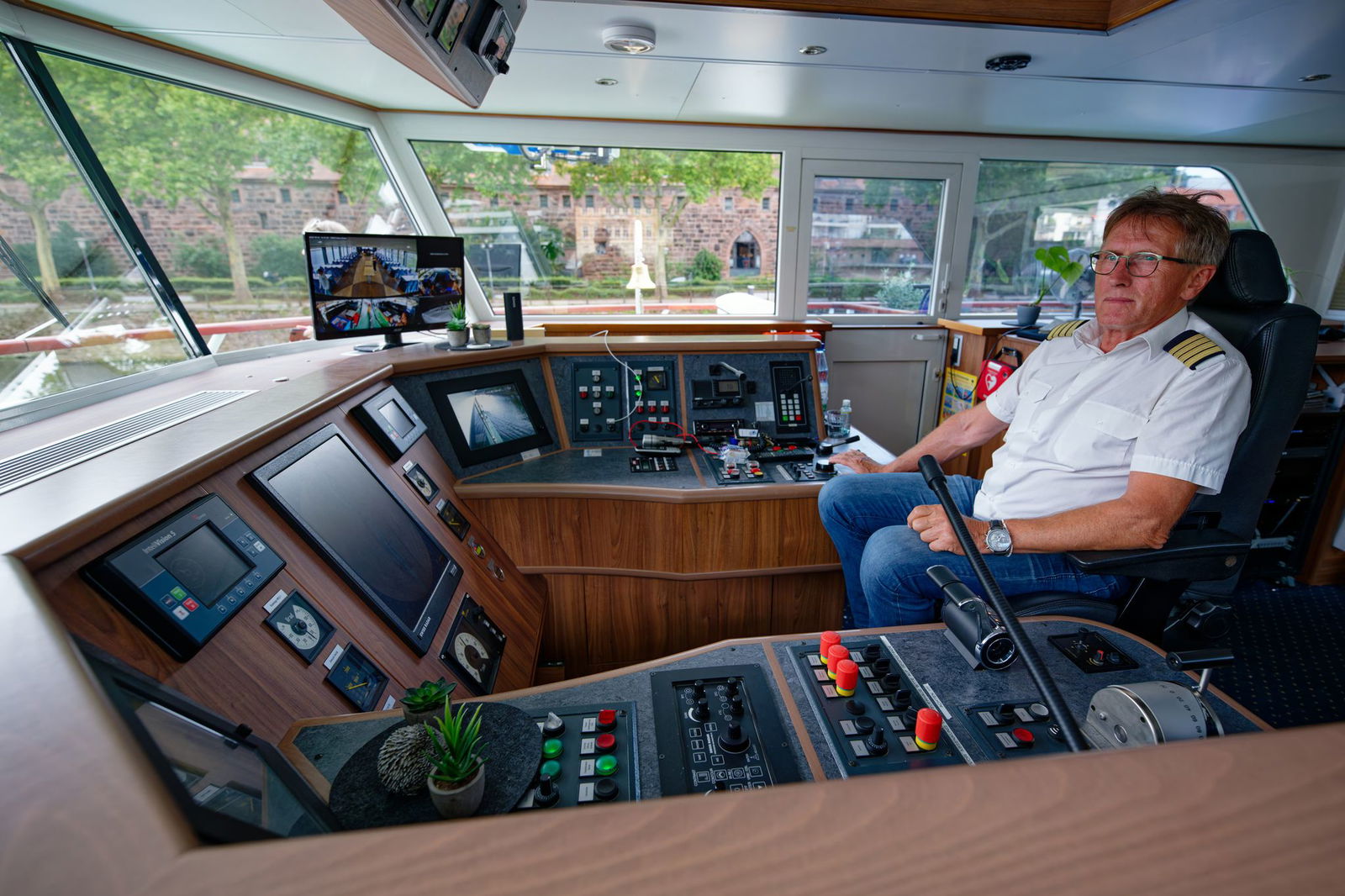 Lässig mit der rechten Hand steuert er das Schiff.