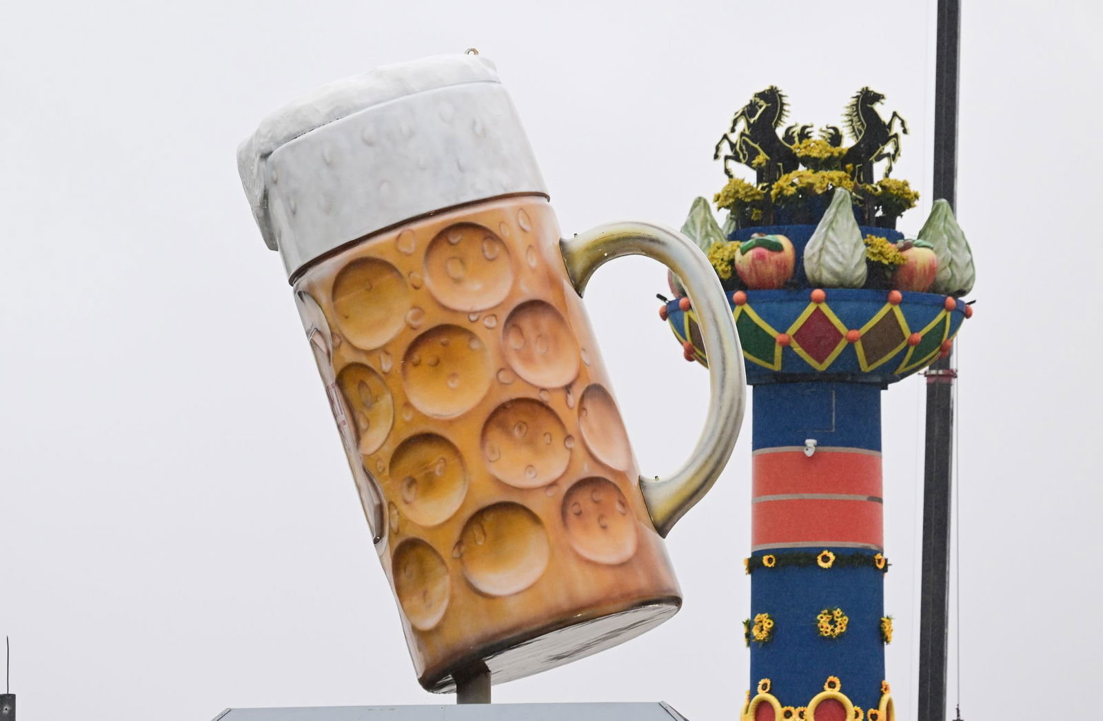 Ärger aus dem Wasen: Verbraucherschützer klagen gegen Festwirte. (Foto-Archiv). 