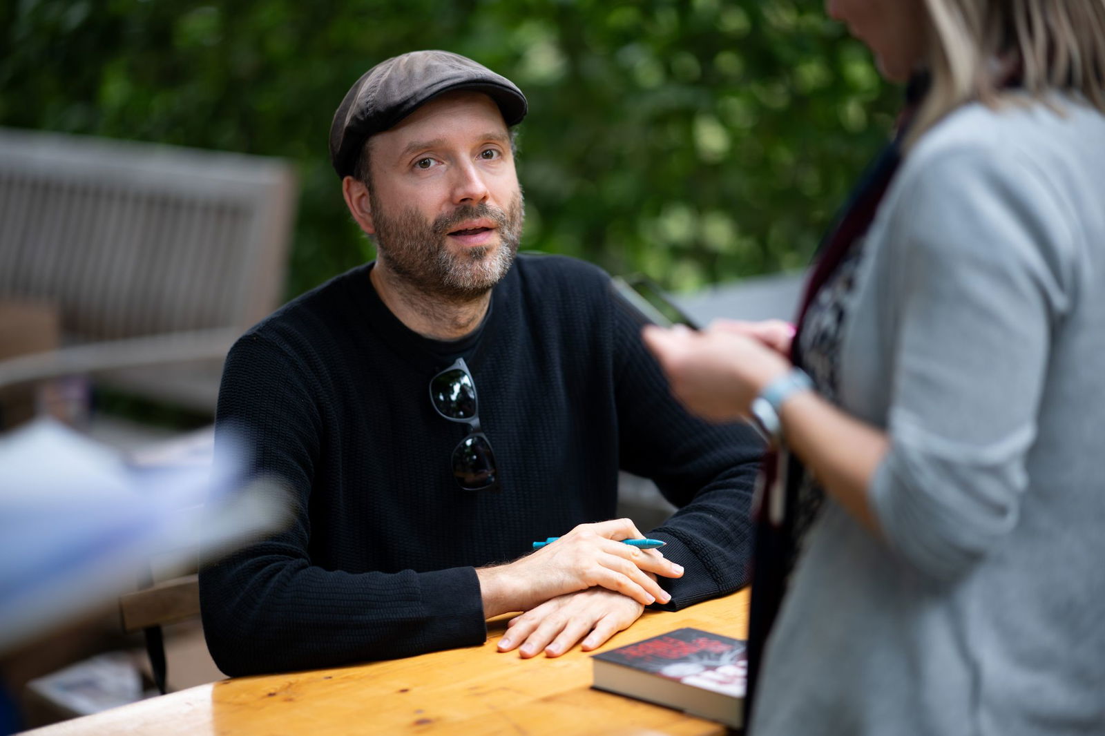 Der Autor Marc-Uwe Kling ist nach eigenen Angaben trotz seiner Erfolge immer noch eher sparsam. (Archivbild)