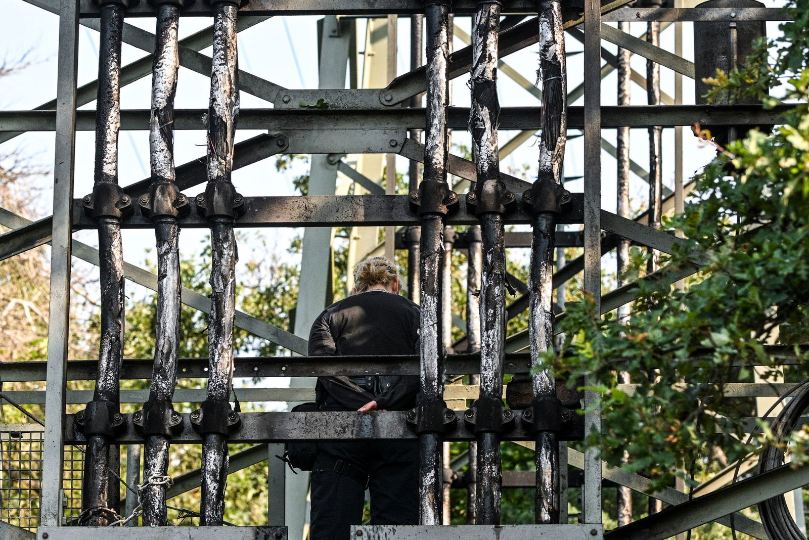 Die Polizei ermittelt zu einem Brandanschlag auf Strommasten in Berlin.