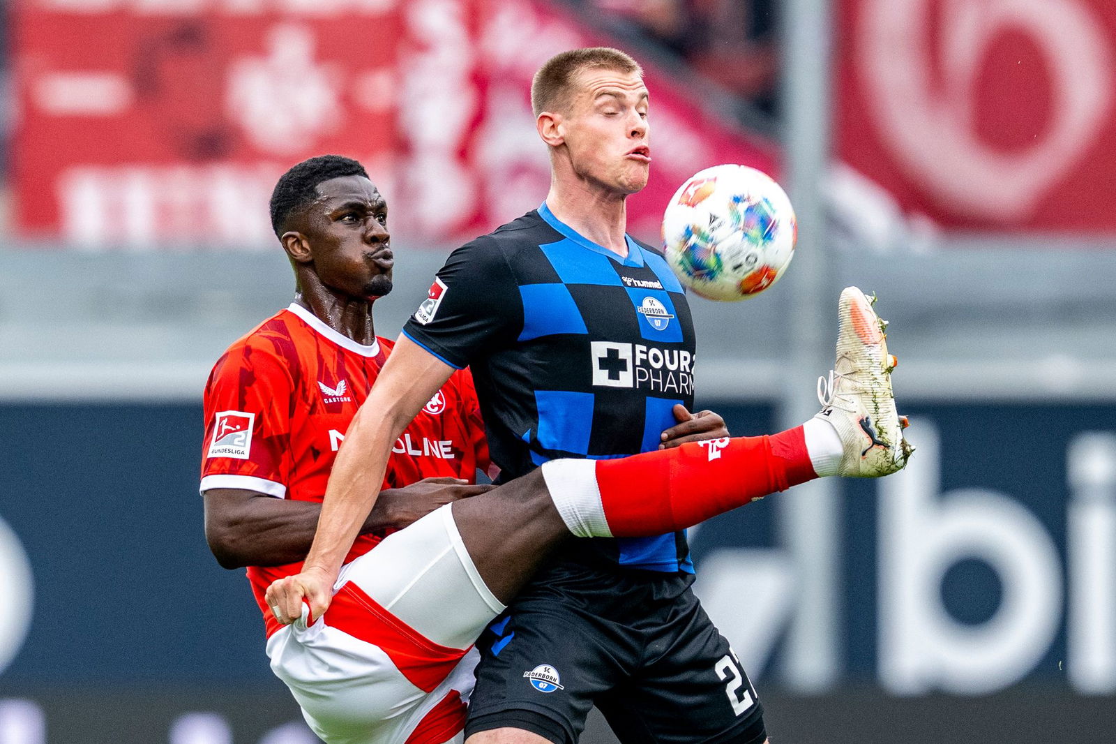 Zweikampf zwischen Kaiserslauterns Maxwell Gyamfi (links) und Paderborns Steffen Tigges. Gyamfi sah in einer späteren Szene wegen eines Fouls an Tigges die Rote Karte.