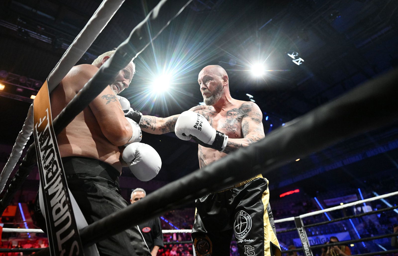 Uwe Hück (r) boxt gegen Francois Botha. (Archivbild)