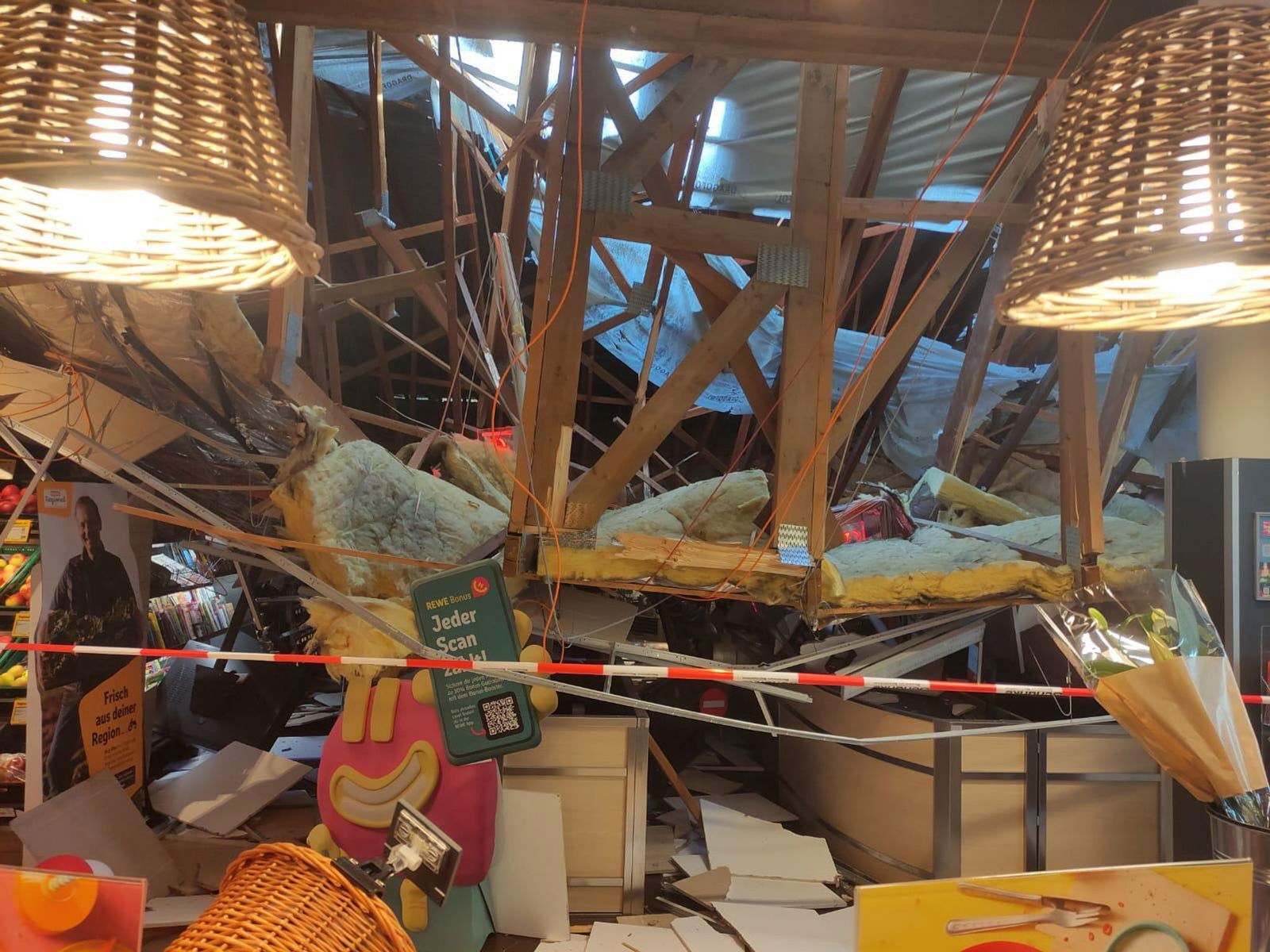 Die Dachkonstruktion ist auch auf den Kassenbereich gestürzt. 