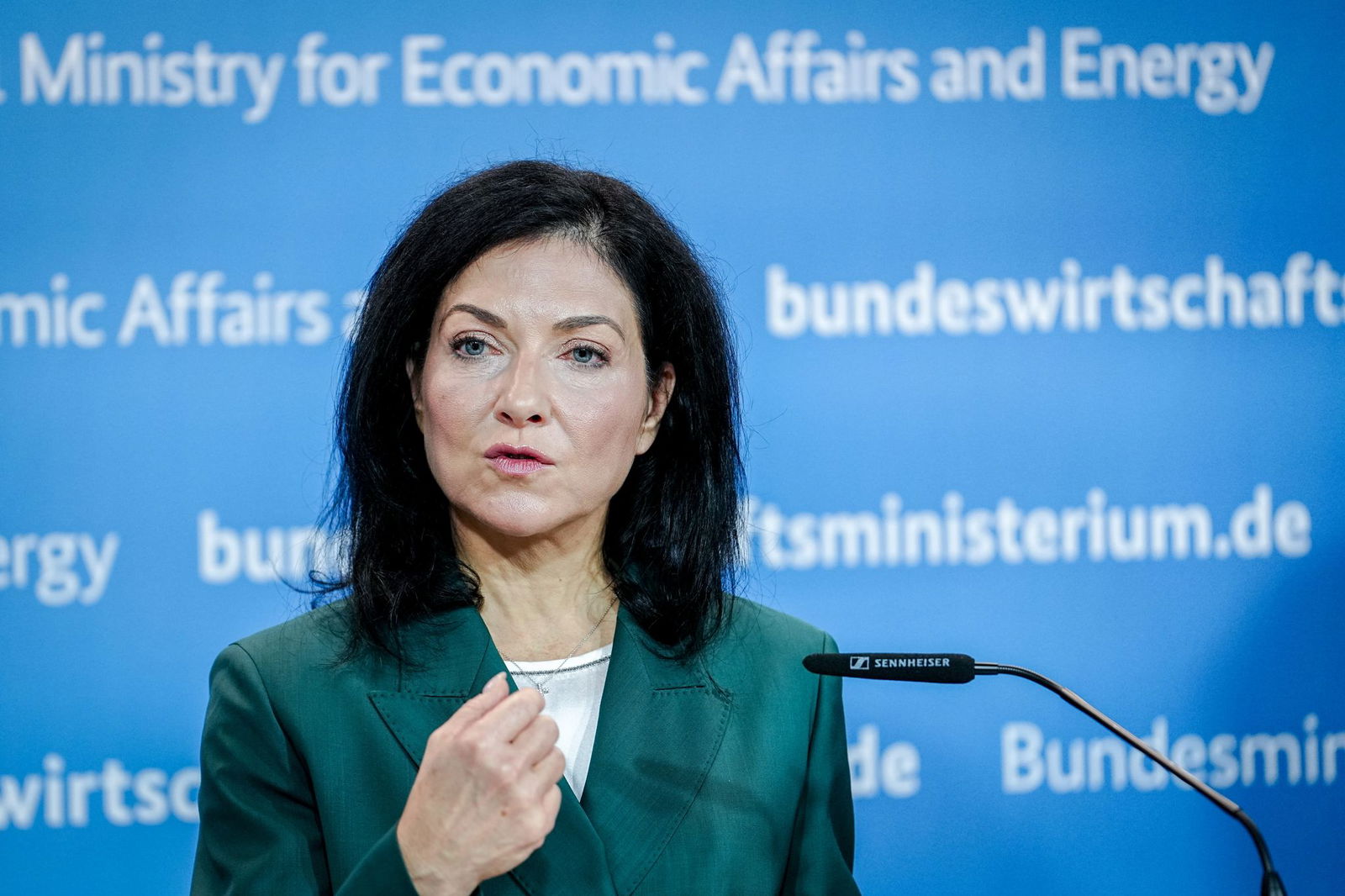  Bundeswirtschafts- und Energieministerin Katherina Reiche (CDU) spricht sich für neue Gaskraftwerke aus. (Archivbild)