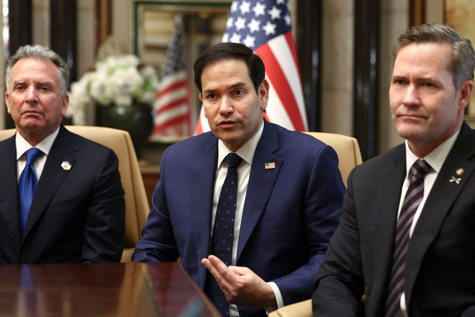 Für die USA sollen Witkoff (l) und Rubio (M) die Gespräche leiten. (Archivbild)