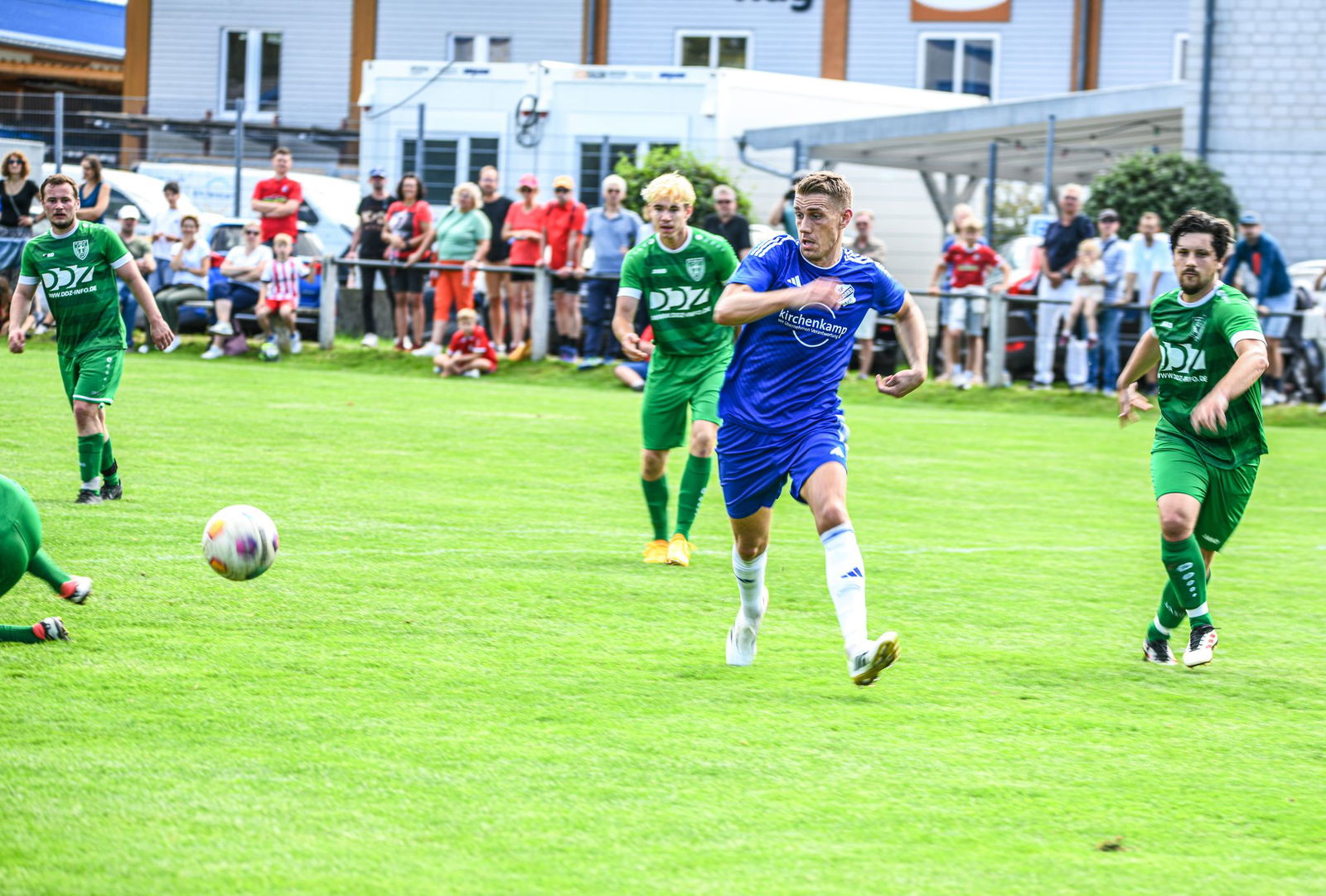Ex-Bundesliga-Profi Nils Petersen (blaues Trikot) spielt nun in der Kreisliga B.