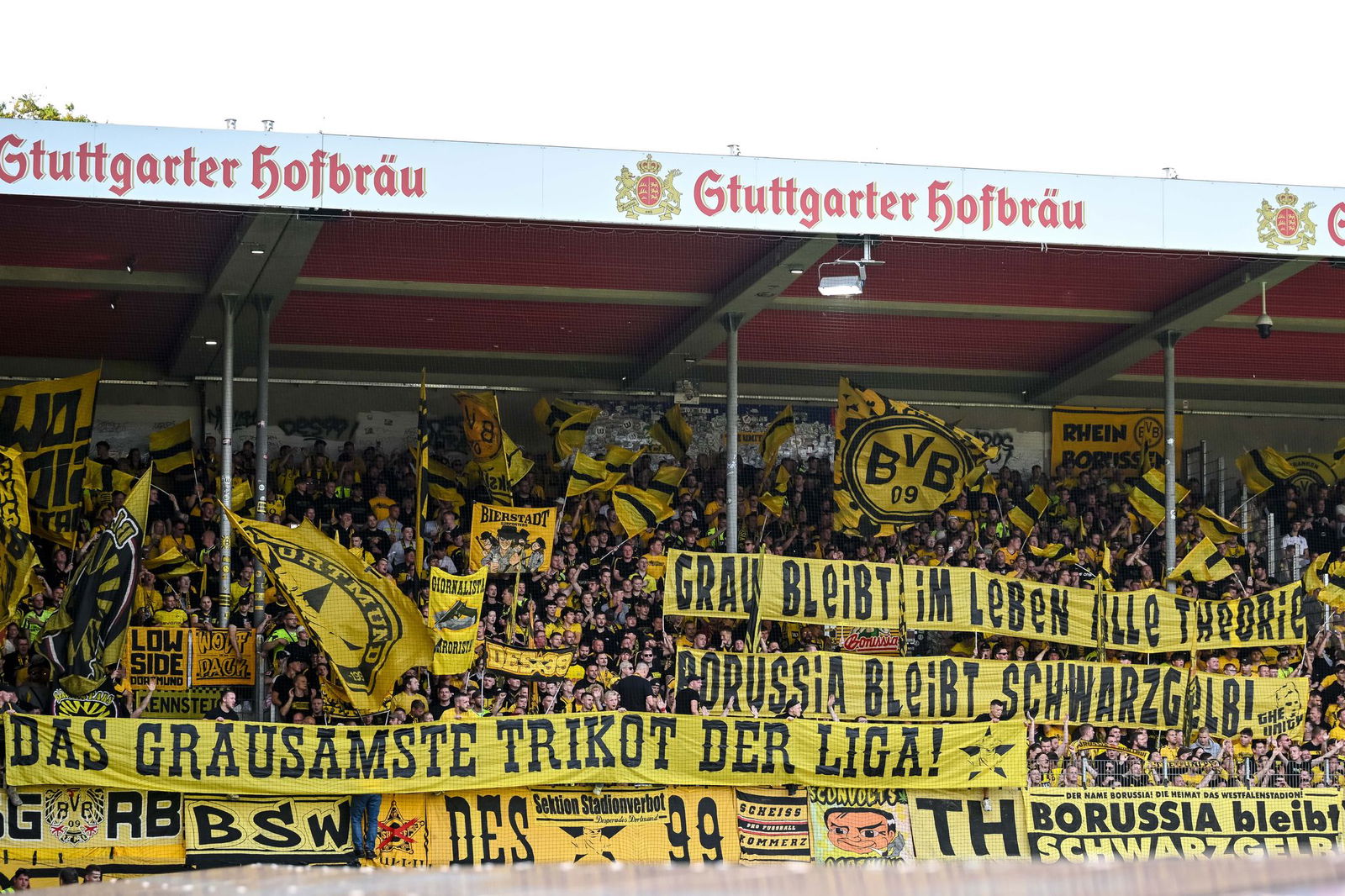 Die neuen Auswärtstrikots des BVB kommen bei vielen Fans nicht gut an.