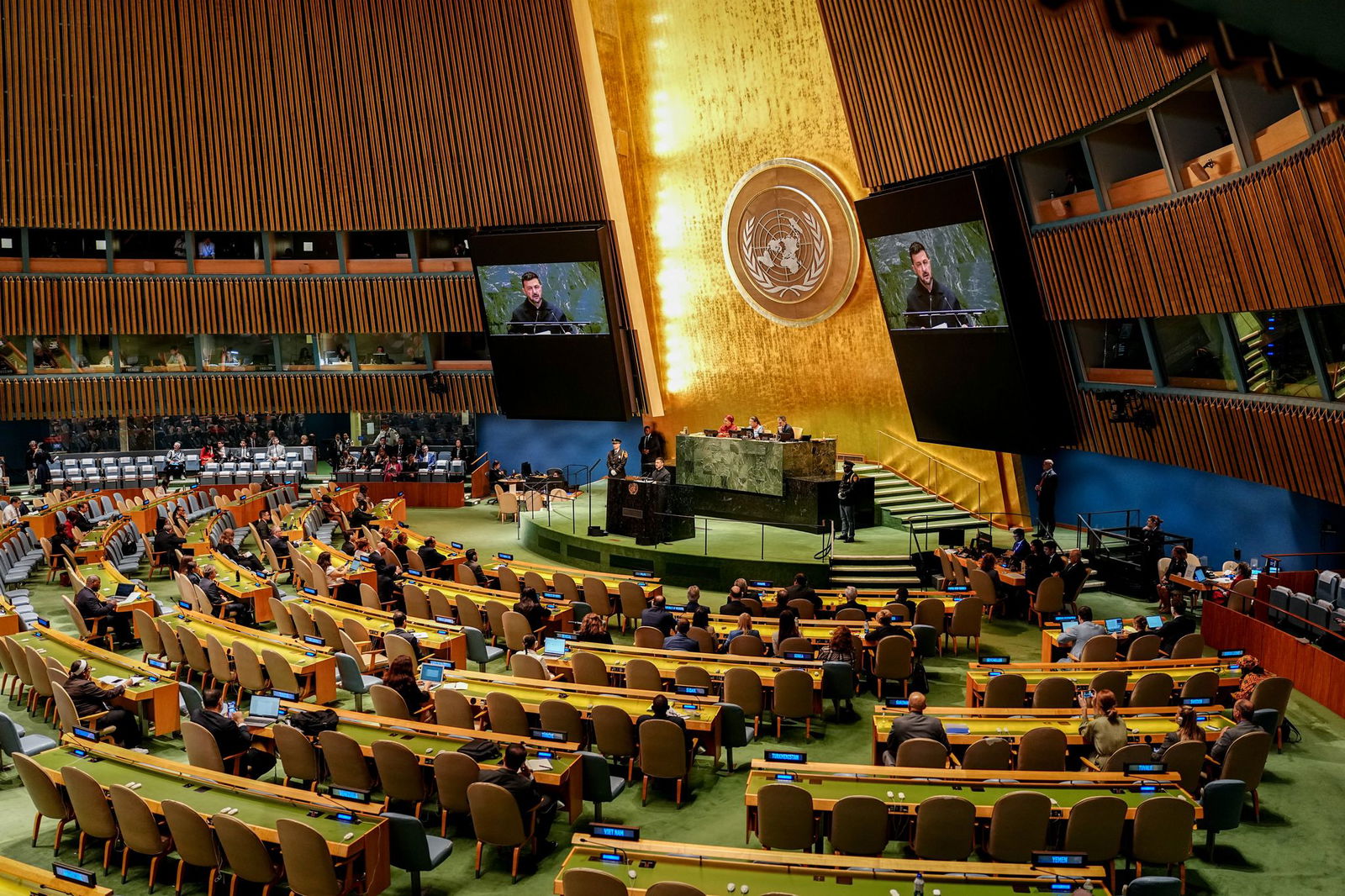 Selenskyj auf den Bildschirmen im Sitzungssaal der UN-Generaldebatte in New York.