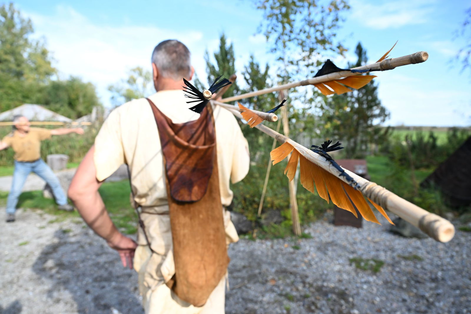 Pfeile und Speere müssen aus Naturmaterialien wie Holz, Knochen, Stein oder Geweih gefertigt sein.