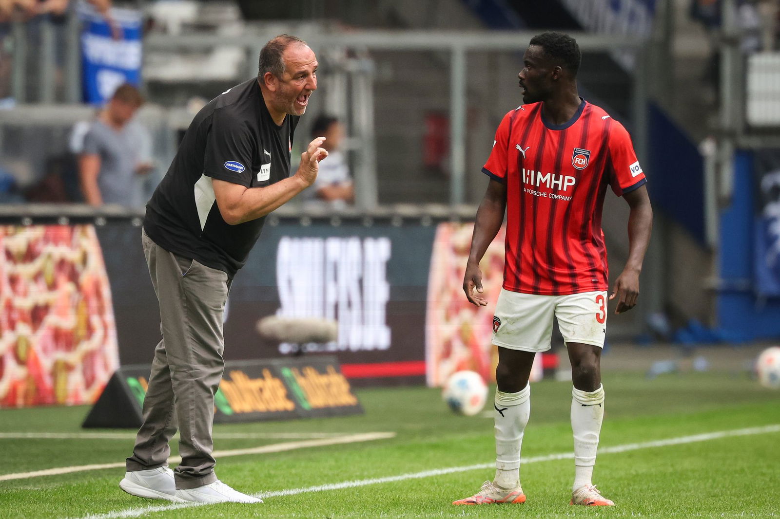 Trainer Frank Schmidt (l.) und seine Heidenheimer wollen den ersten Liga-Sieg der Saison.