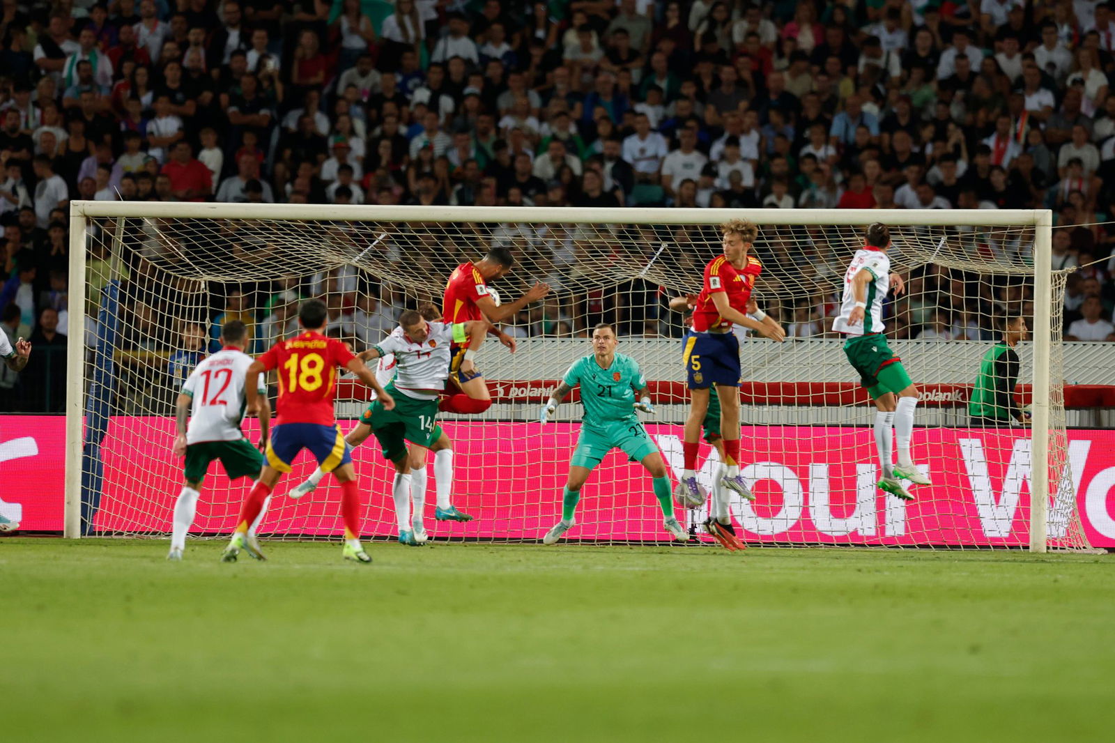 Spanien gewinnt souverän das Auftaktspiel in Bulgarien.