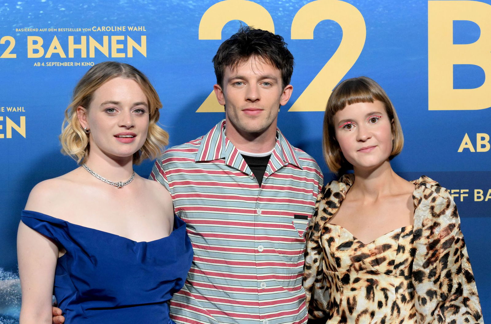 Die Schauspieler Luna Wedler und Jannis Niewöhner mit der Autorin Caroline Wahl (rechts) bei der Premiere des Films «22 Bahnen» in Berlin am 24. August. (Archivbild)